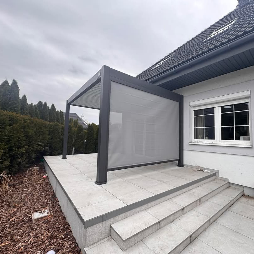 Pergola elektryczna tarasowa DELUXE PRO AUTOMATIC 3x4 z oświetleniem LED, Anthracite/Light Grey - Gutroof zdjęcie realizacji 2