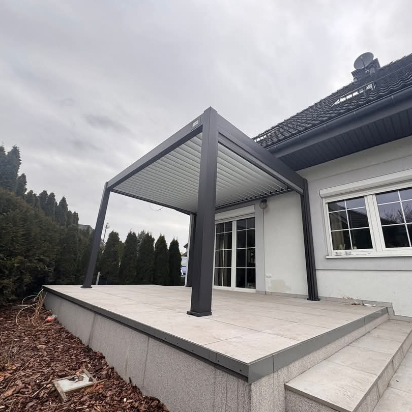 Pergola elektryczna tarasowa DELUXE PRO AUTOMATIC 3x4 z oświetleniem LED, Anthracite/Light Grey - Gutroof zdjęcie realizacji 3