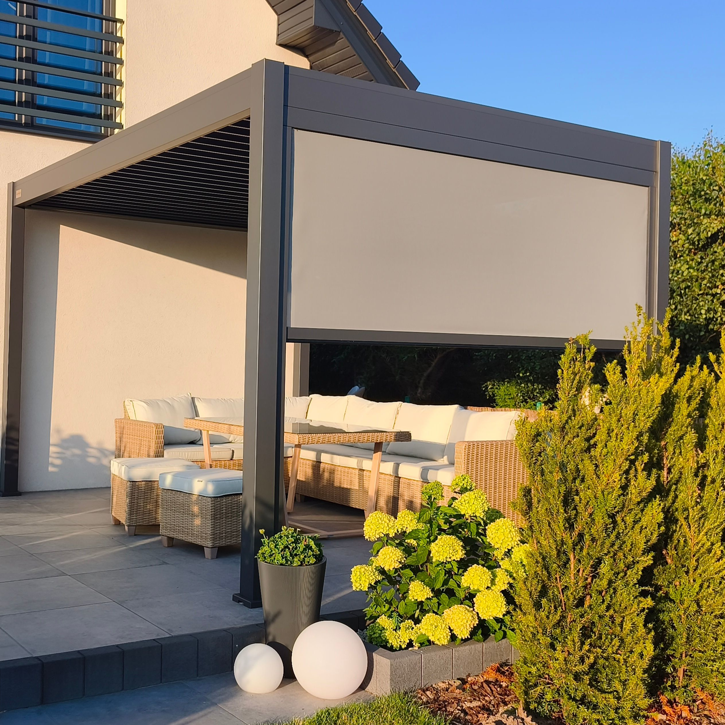 Roleta opuszczana do pergoli ELEGANCE/DELUXE/FUSION 3 m Anthracite - Gutroof  zdjęcie realizacji 10