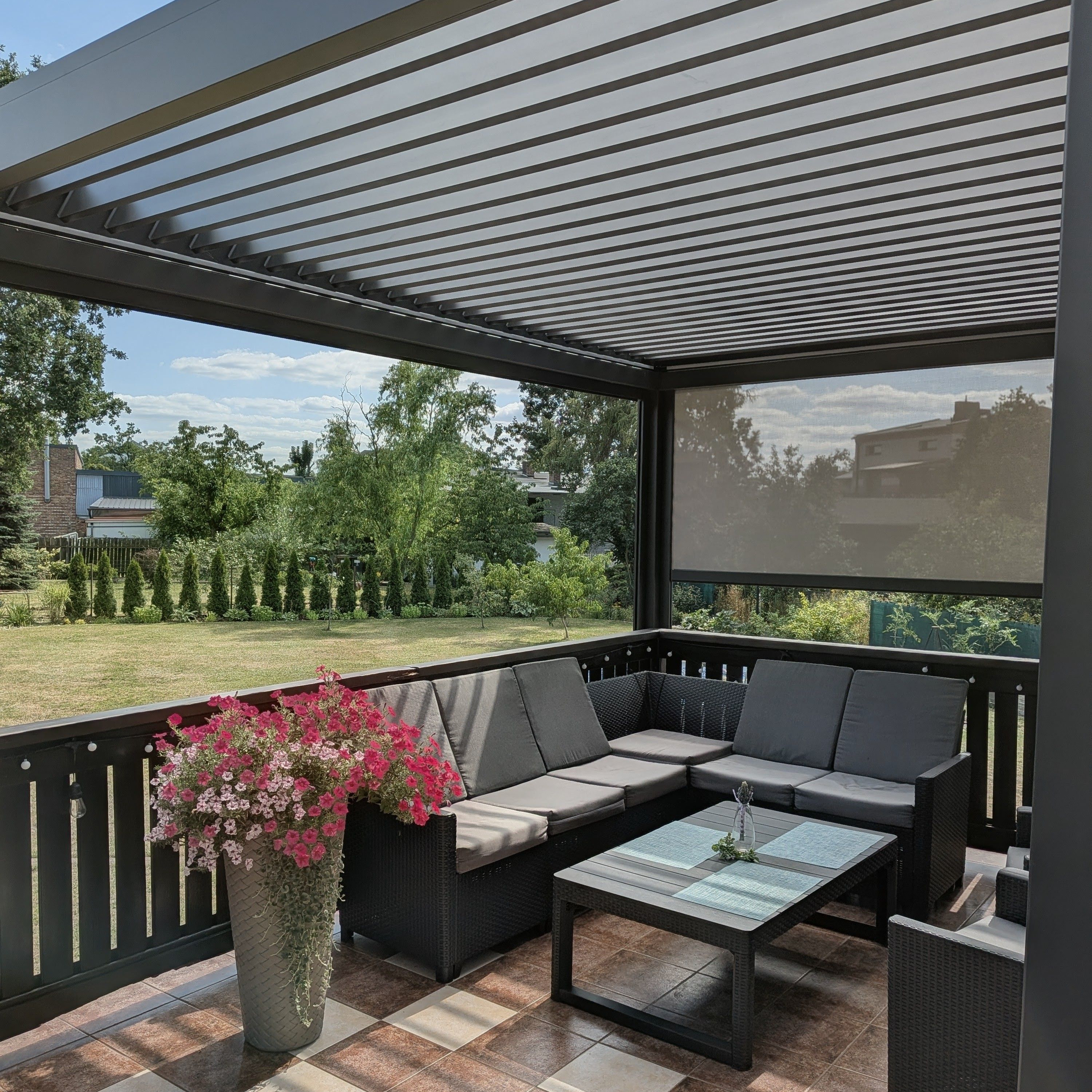 Roleta opuszczana do pergoli ELEGANCE/DELUXE/FUSION 3 m Anthracite - Gutroof  zdjęcie realizacji 11