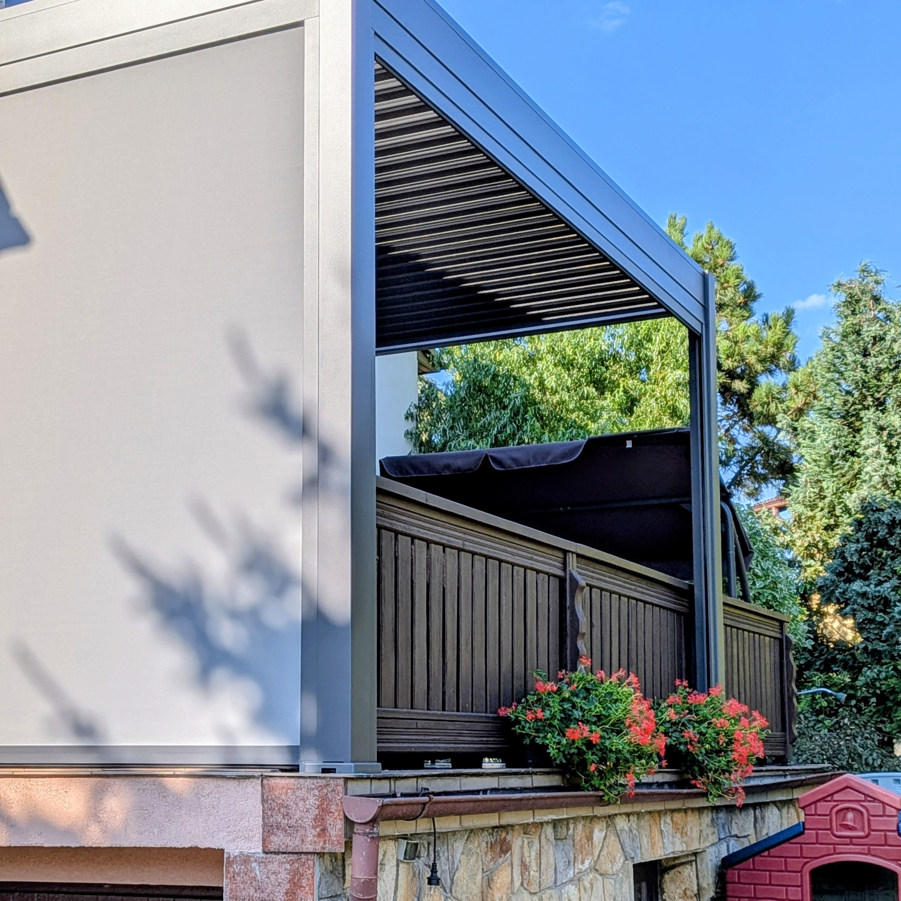 Roleta opuszczana do pergoli ELEGANCE/DELUXE/FUSION 3 m Anthracite - Gutroof  zdjęcie realizacji 13
