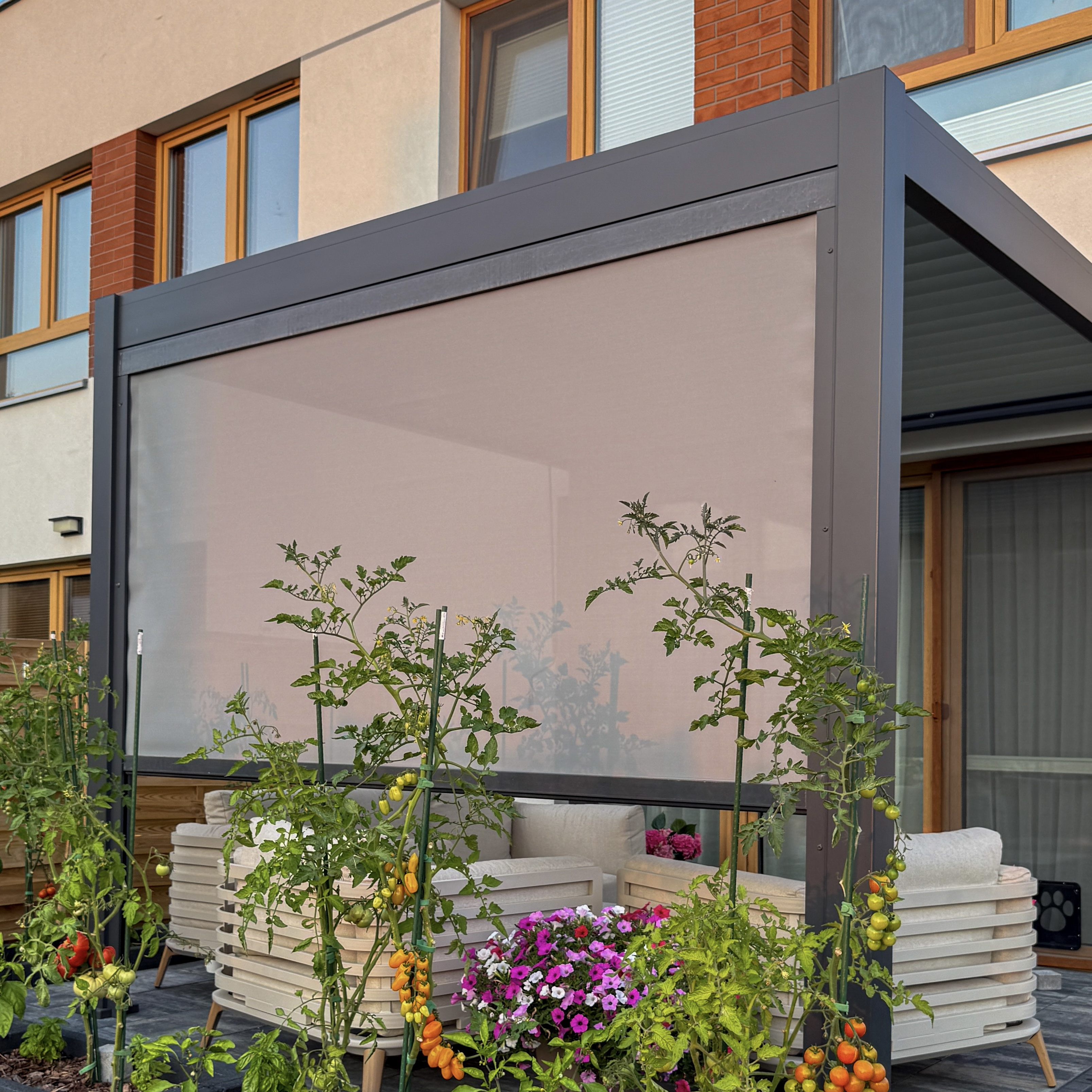 Roleta opuszczana do pergoli ELEGANCE/DELUXE/FUSION 3 m Anthracite - Gutroof  zdjęcie realizacji 4