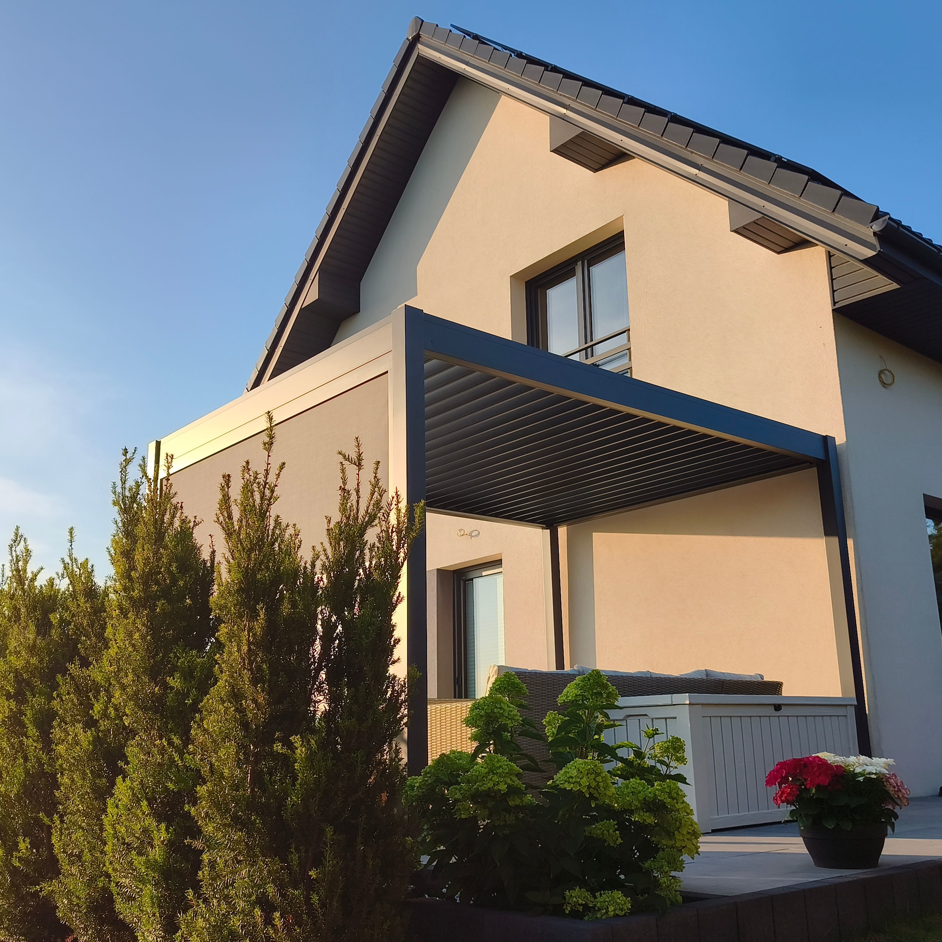 Roleta opuszczana do pergoli ELEGANCE/DELUXE/FUSION 3 m Anthracite - Gutroof  zdjęcie realizacji 7