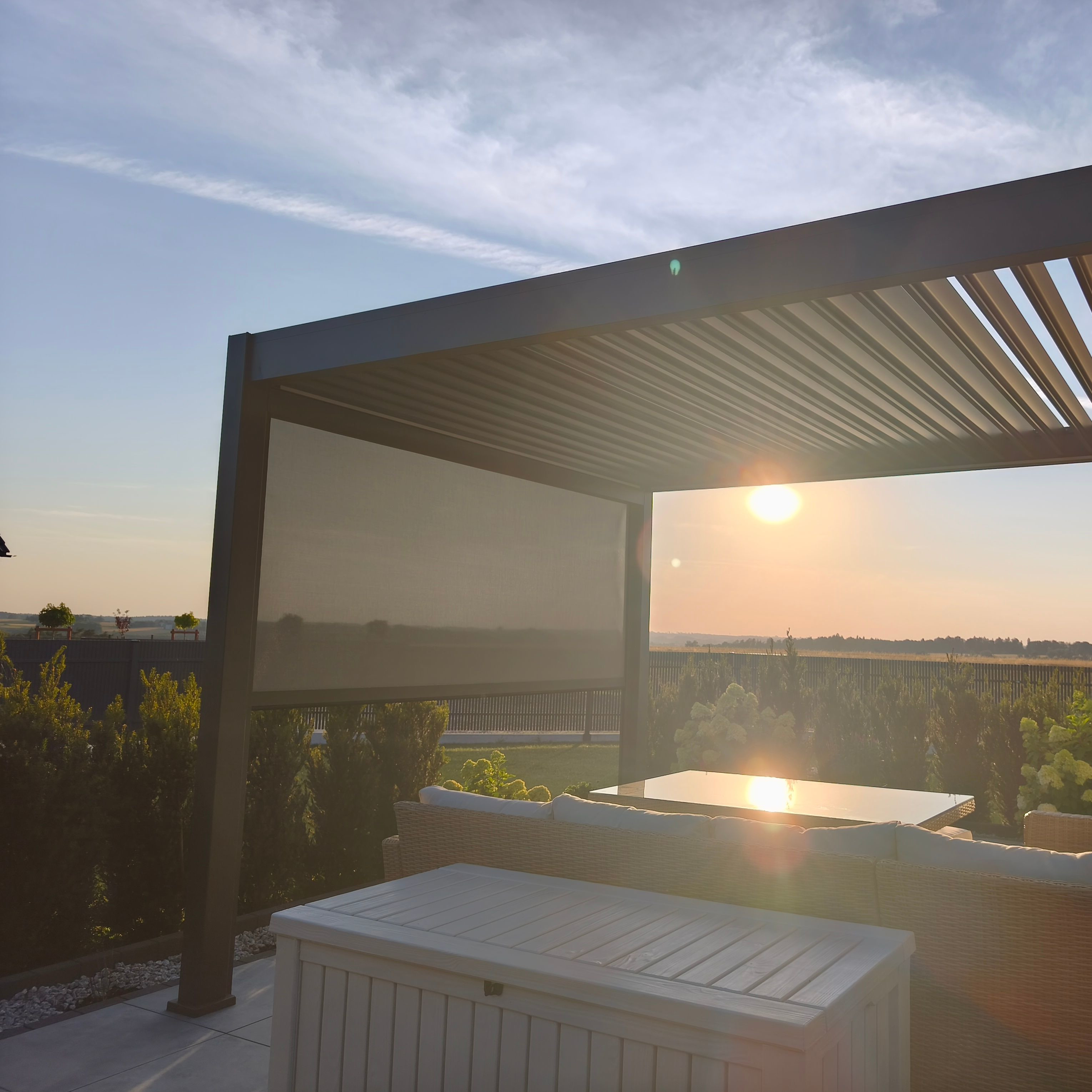 Roleta opuszczana do pergoli ELEGANCE/DELUXE/FUSION 3 m Anthracite - Gutroof  zdjęcie realizacji 9
