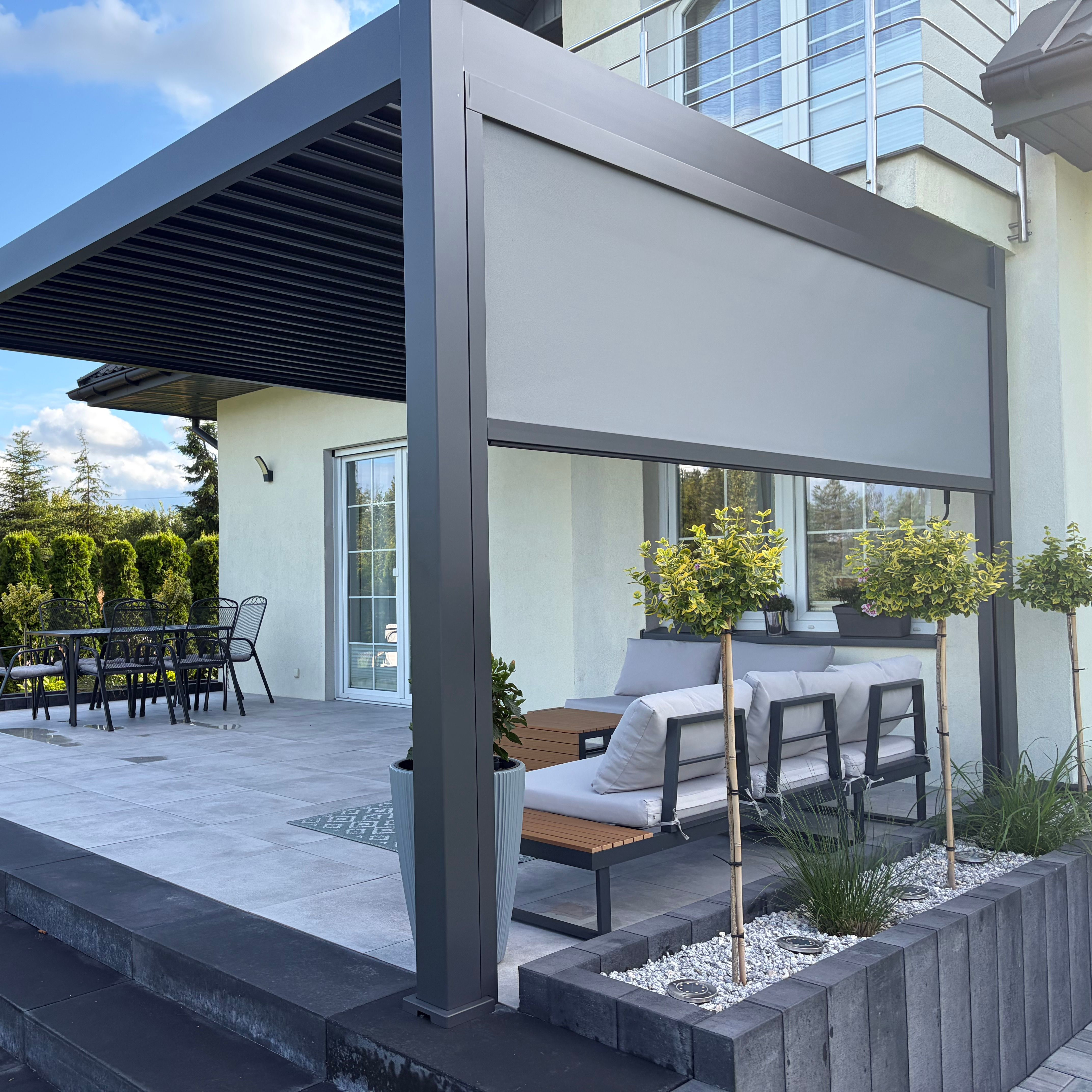 Roleta opuszczana do pergoli ELEGANCE/DELUXE/FUSION 3.6 m Anthracite - Gutroof zdjęcie realizacji 1