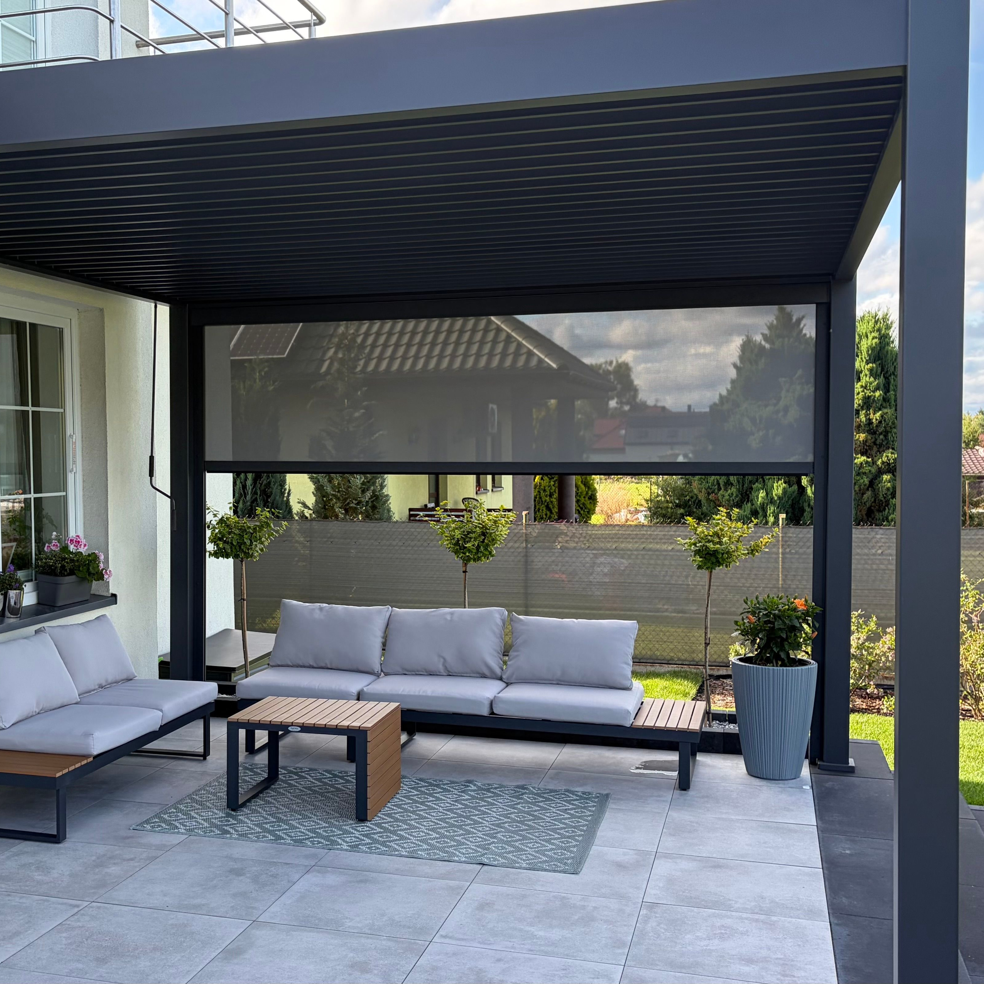 Roleta opuszczana do pergoli ELEGANCE/DELUXE/FUSION 3.6 m Anthracite - Gutroof zdjęcie realizacji 2
