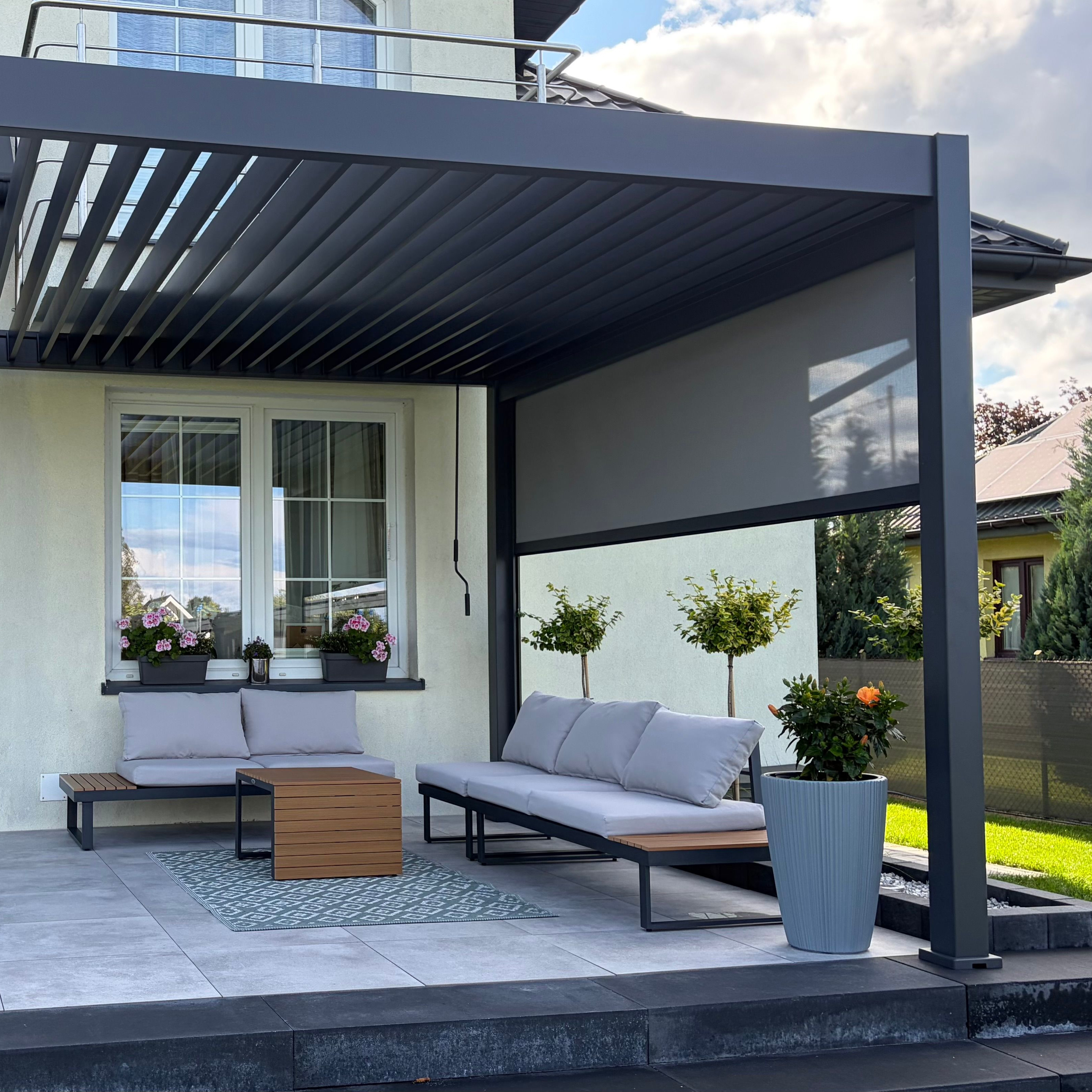 Roleta opuszczana do pergoli ELEGANCE/DELUXE/FUSION 3.6 m Anthracite - Gutroof zdjęcie realizacji 3