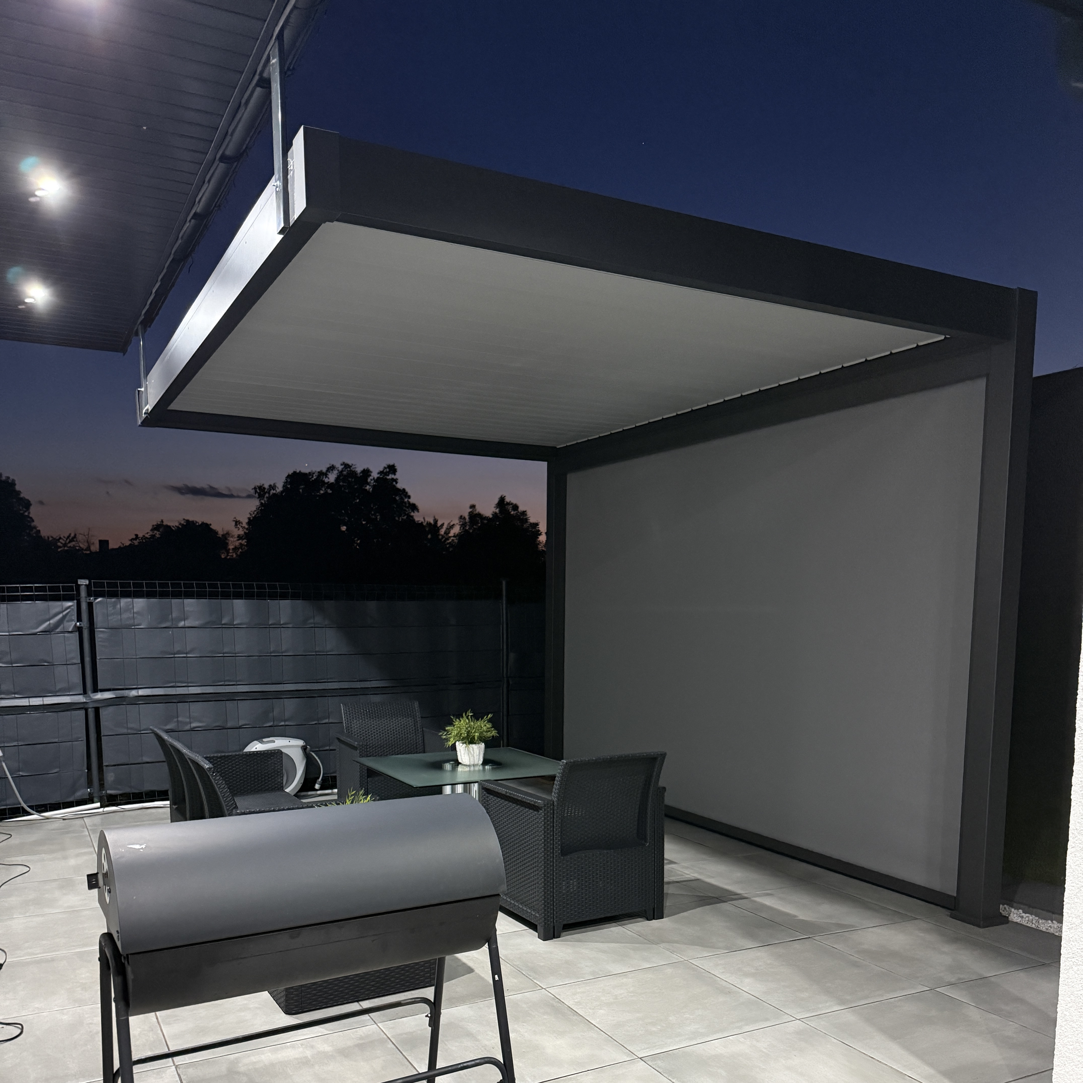 Roleta opuszczana do pergoli ELEGANCE/DELUXE/FUSION 4 m Anthracite - Gutroof zdjęcie realizacji 1