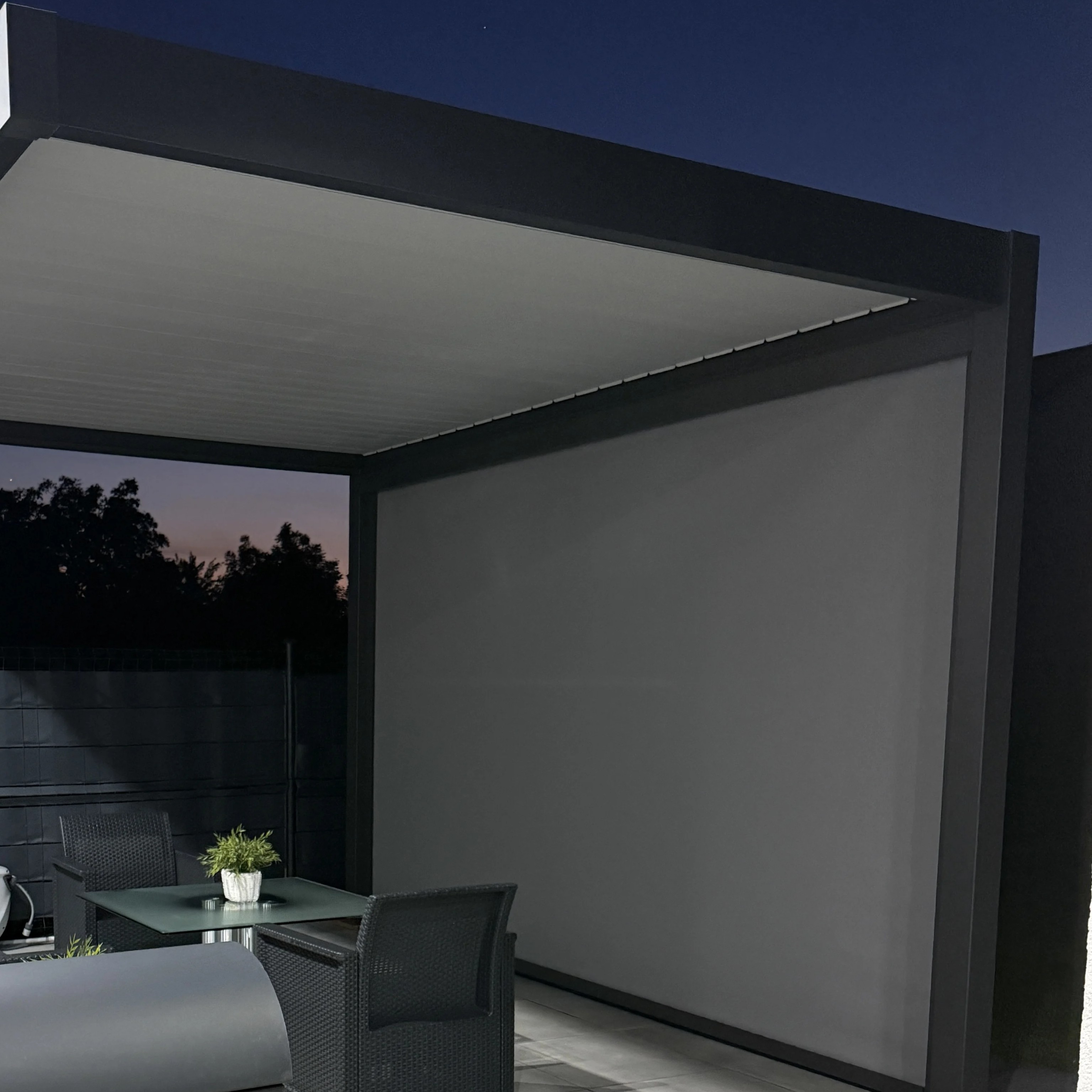 Roleta opuszczana do pergoli ELEGANCE/DELUXE/FUSION 4 m Anthracite - Gutroof  zdjęcie realizacji 1