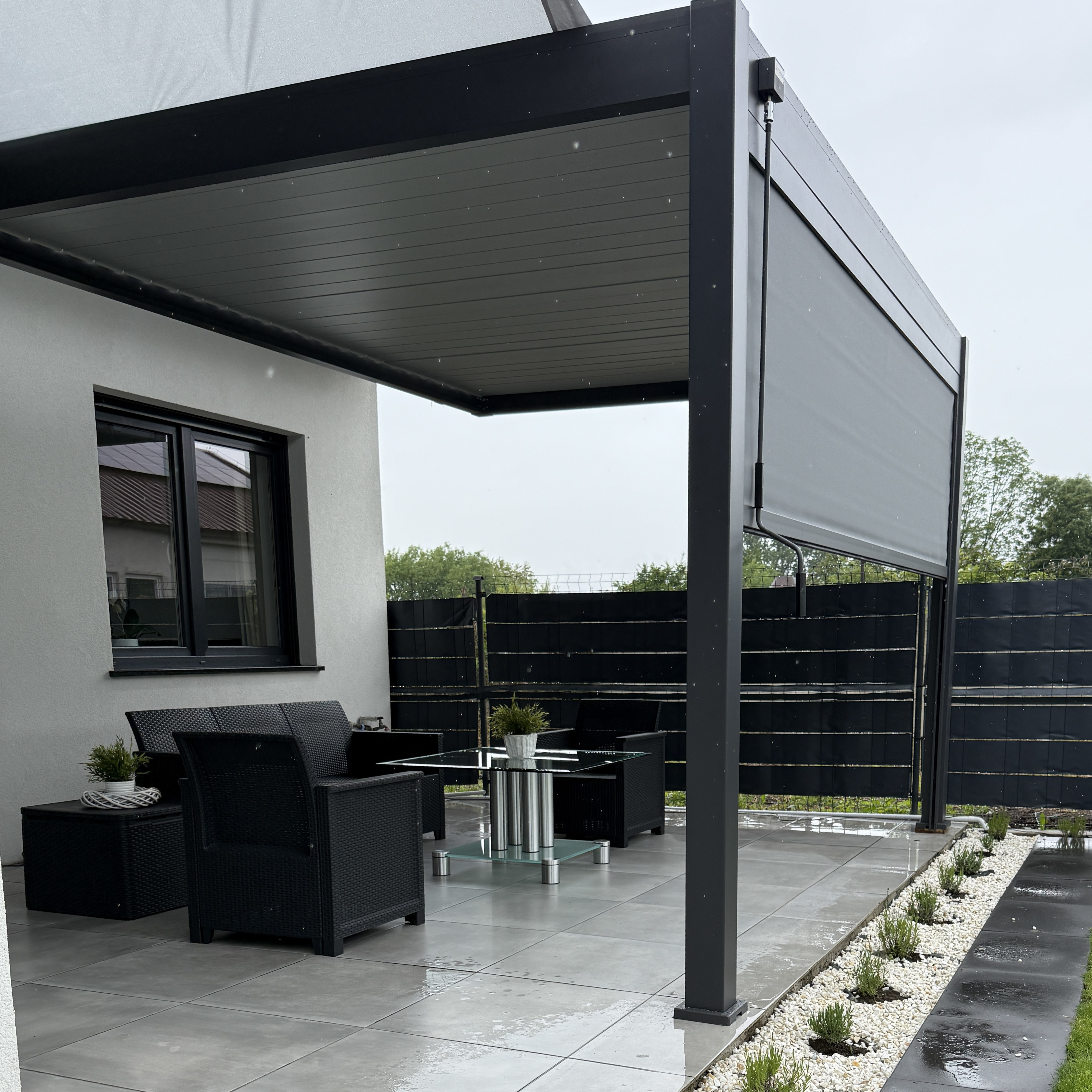 Roleta opuszczana do pergoli ELEGANCE/DELUXE/FUSION 4 m Anthracite - Gutroof zdjęcie realizacji 2