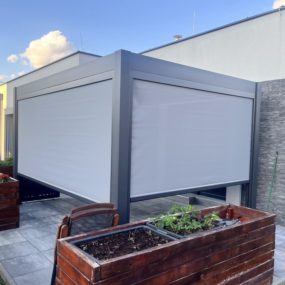 Roleta opuszczana do pergoli ELEGANCE/DELUXE/FUSION 4 m Anthracite - Gutroof zdjęcie realizacji 3