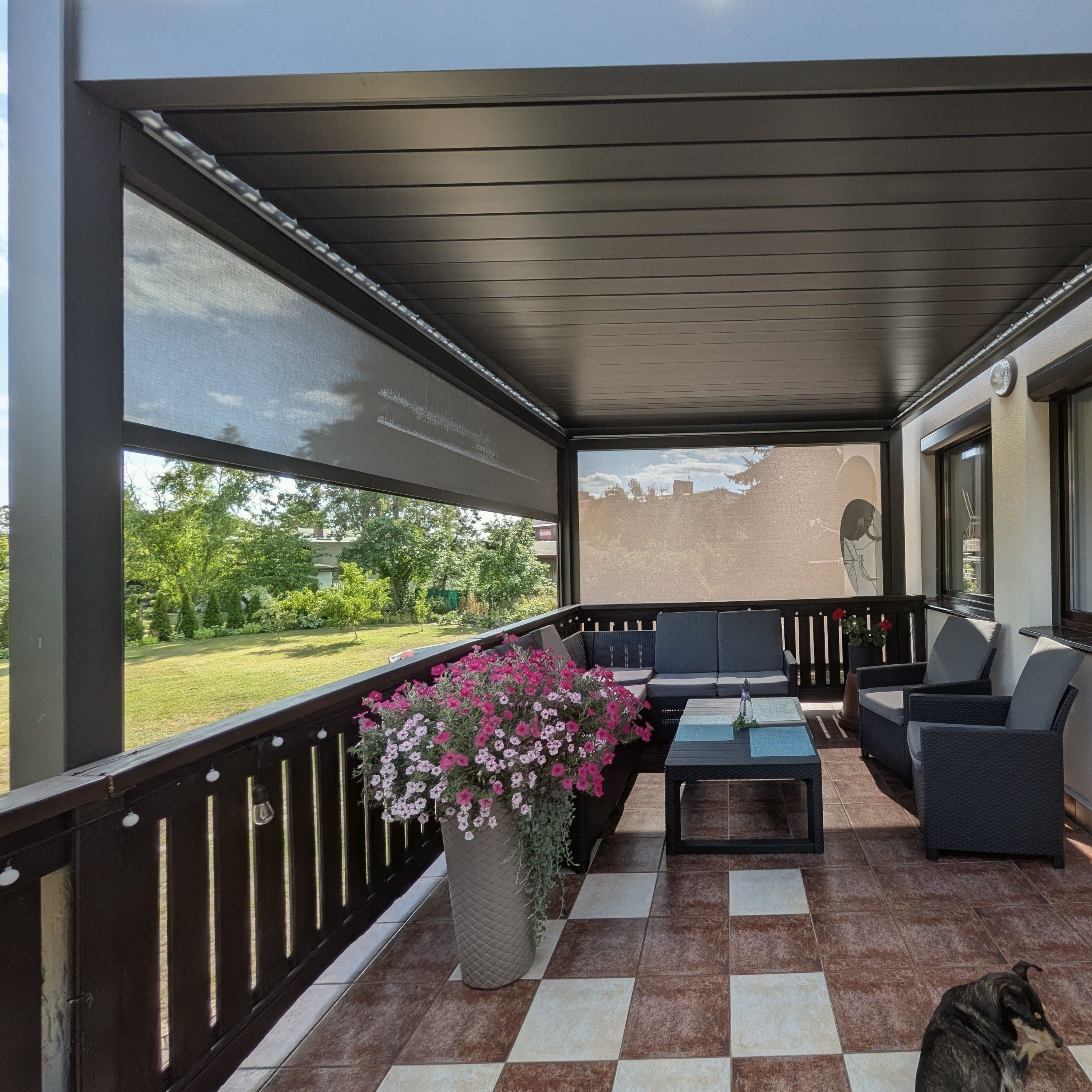 Roleta opuszczana do pergoli ELEGANCE/DELUXE/FUSION 4 m Anthracite - Gutroof  zdjęcie realizacji 4