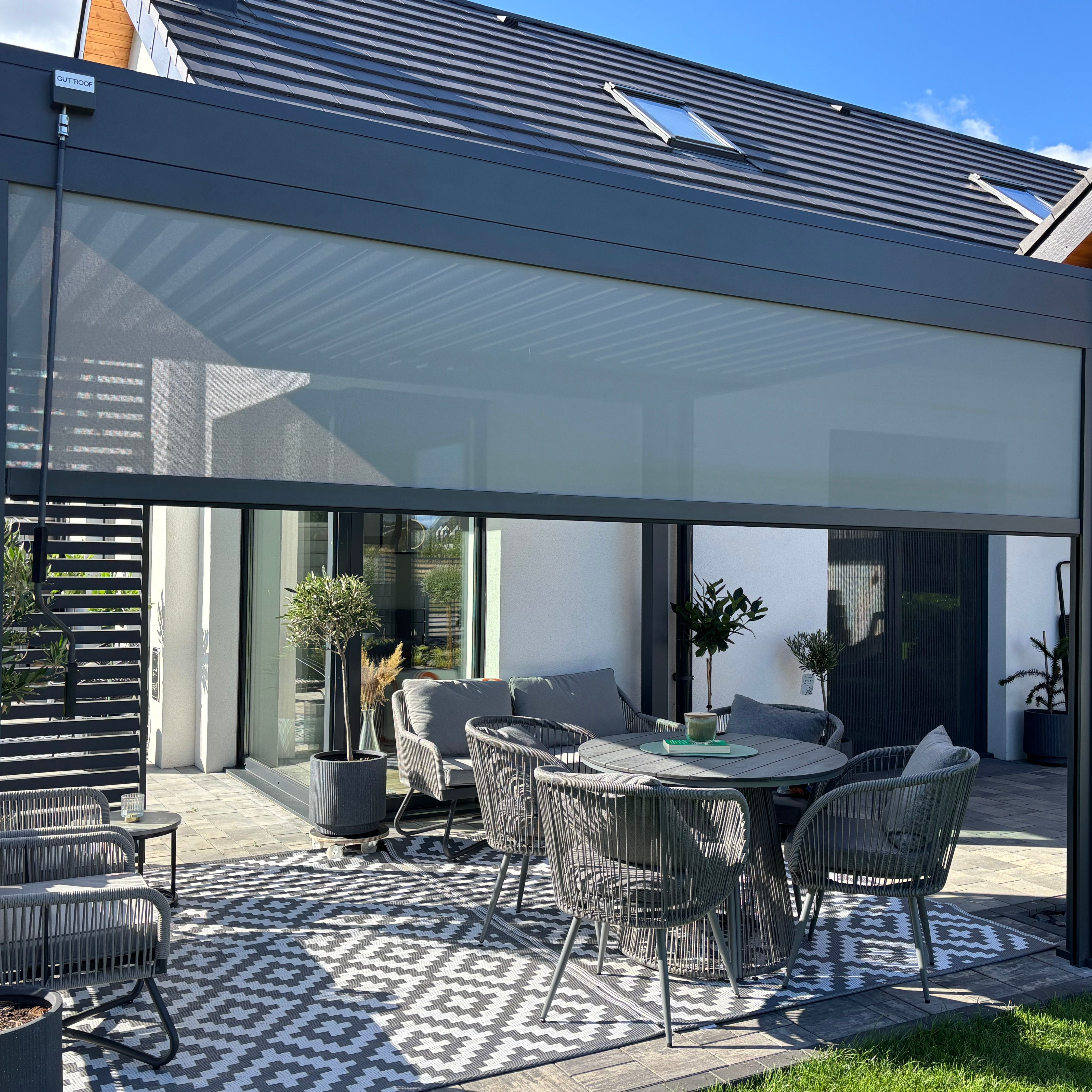 Roleta opuszczana do pergoli ELEGANCE/DELUXE/FUSION 4 m Anthracite - Gutroof  zdjęcie realizacji 5