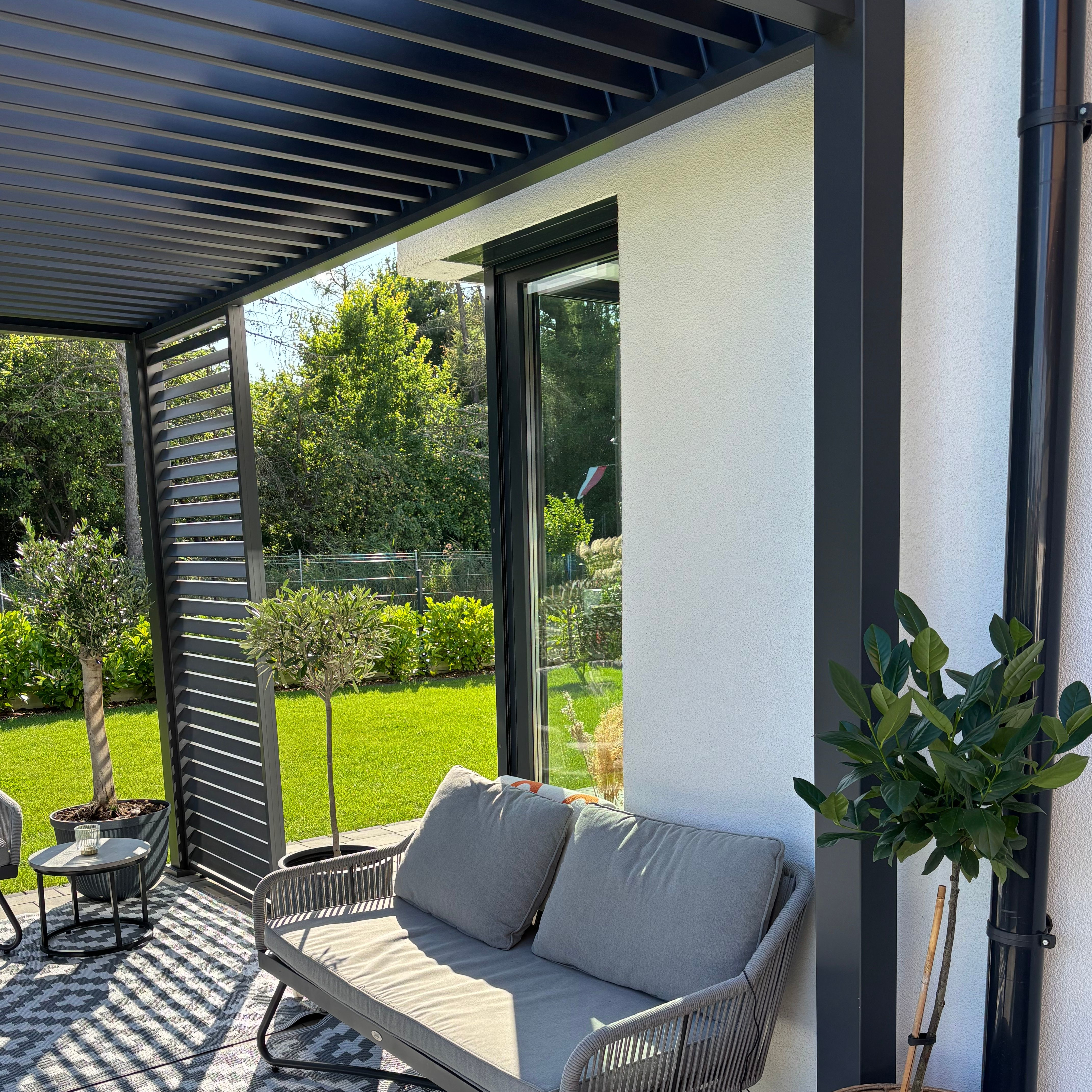 Panel żaluzjowy poziomy do pergoli ELEGANCE/DELUXE/FUSION 1 m Anthracite - Gutroof  zdjęcie realizacji 8