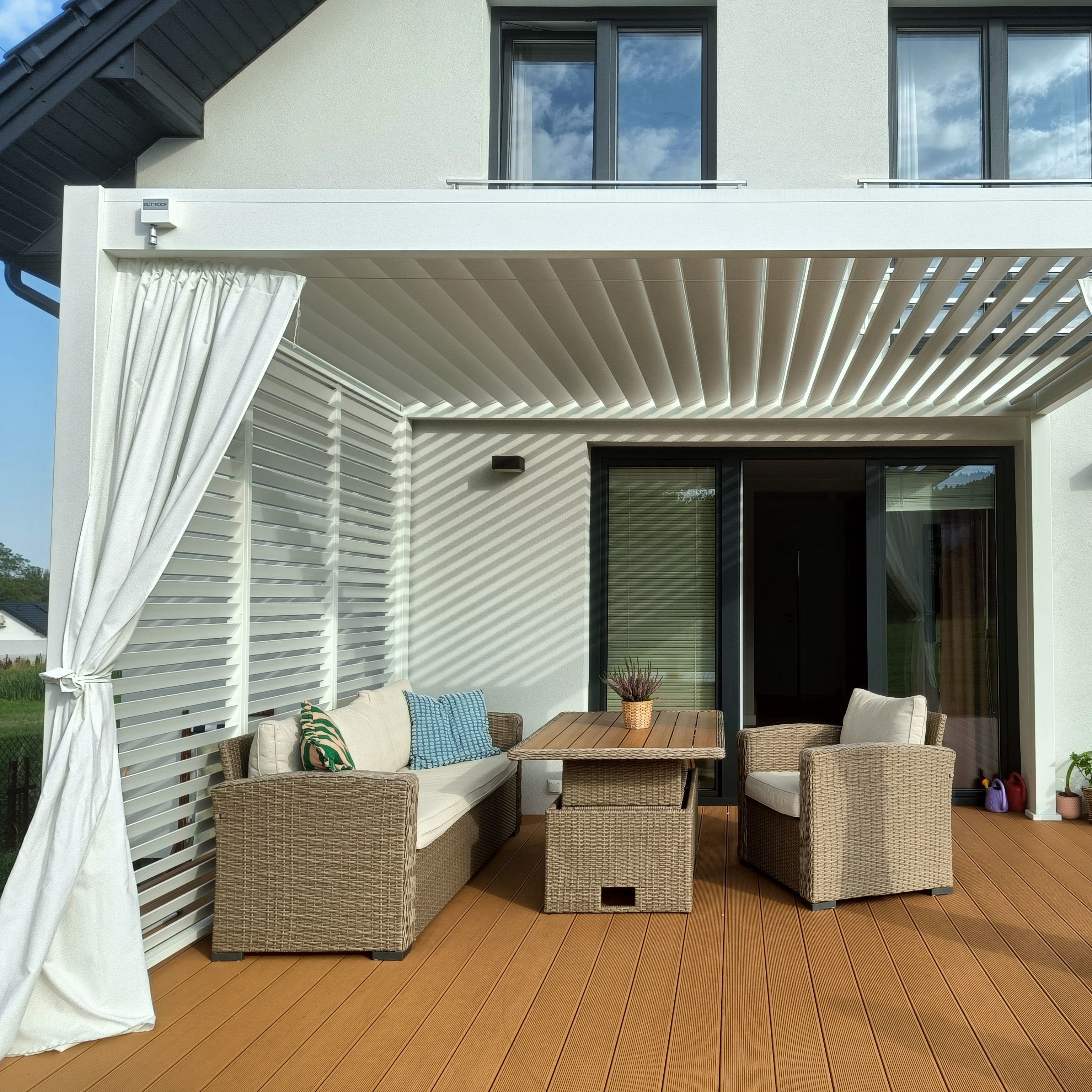 Panel żaluzjowy poziomy do pergoli ELEGANCE/DELUXE/FUSION 1 m White - Gutroof zdjęcie realizacji 1
