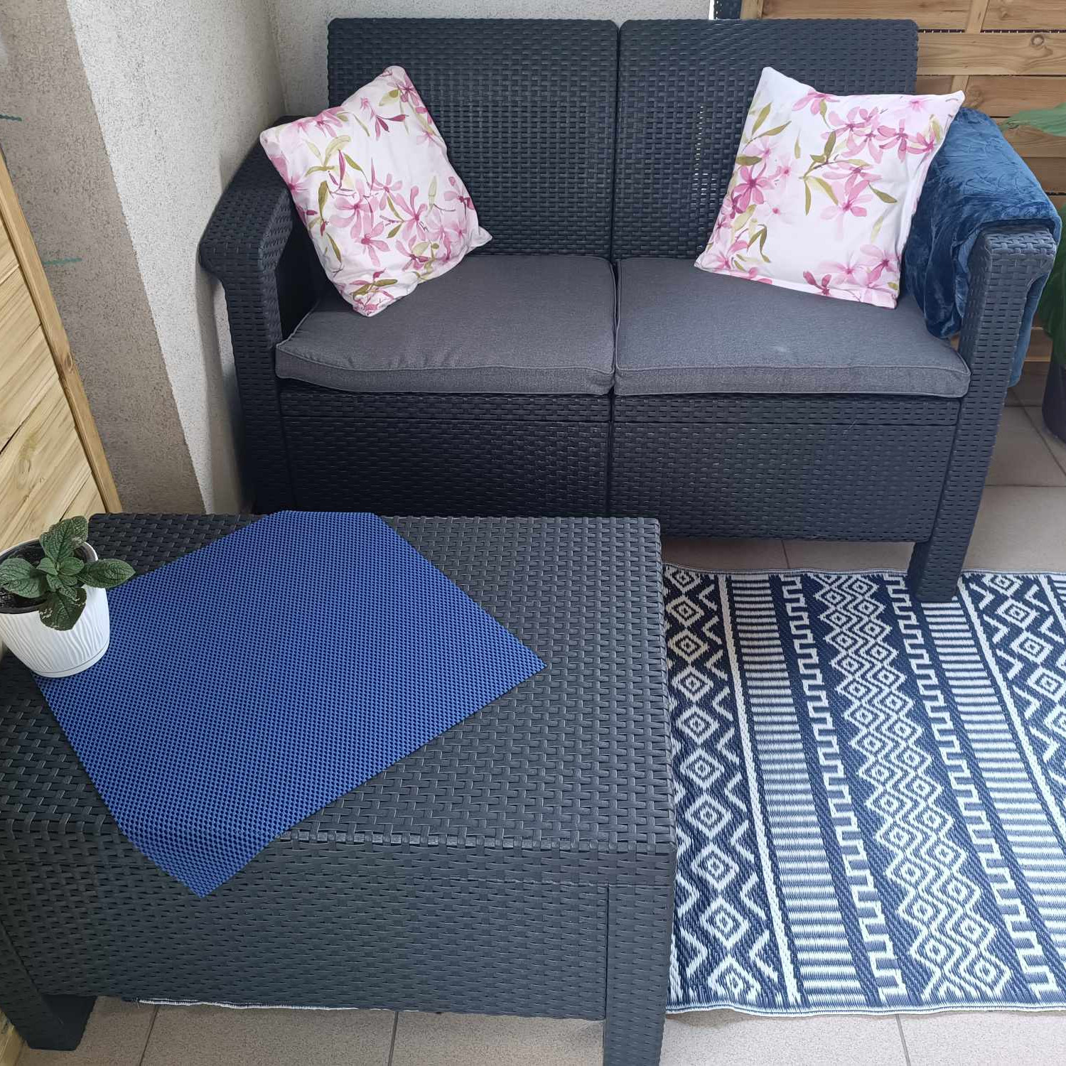 Sofa ogrodowa CORFU LOVE SEAT Graphite zdjęcie realizacji 1