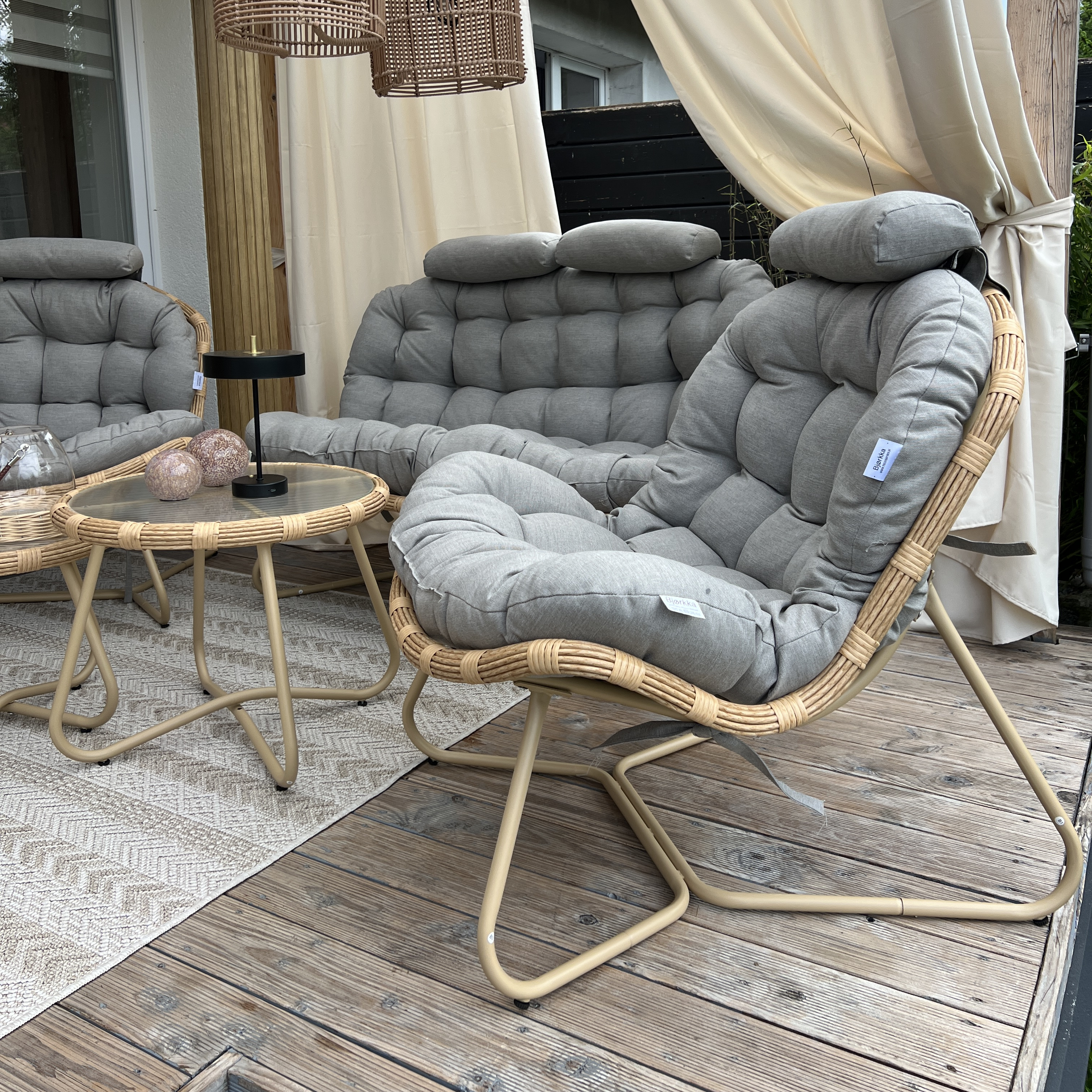 Zestaw mebli ogrodowych RODOS CAFFE Natural/Light Grey - Bjørkka zdjęcie realizacji 1