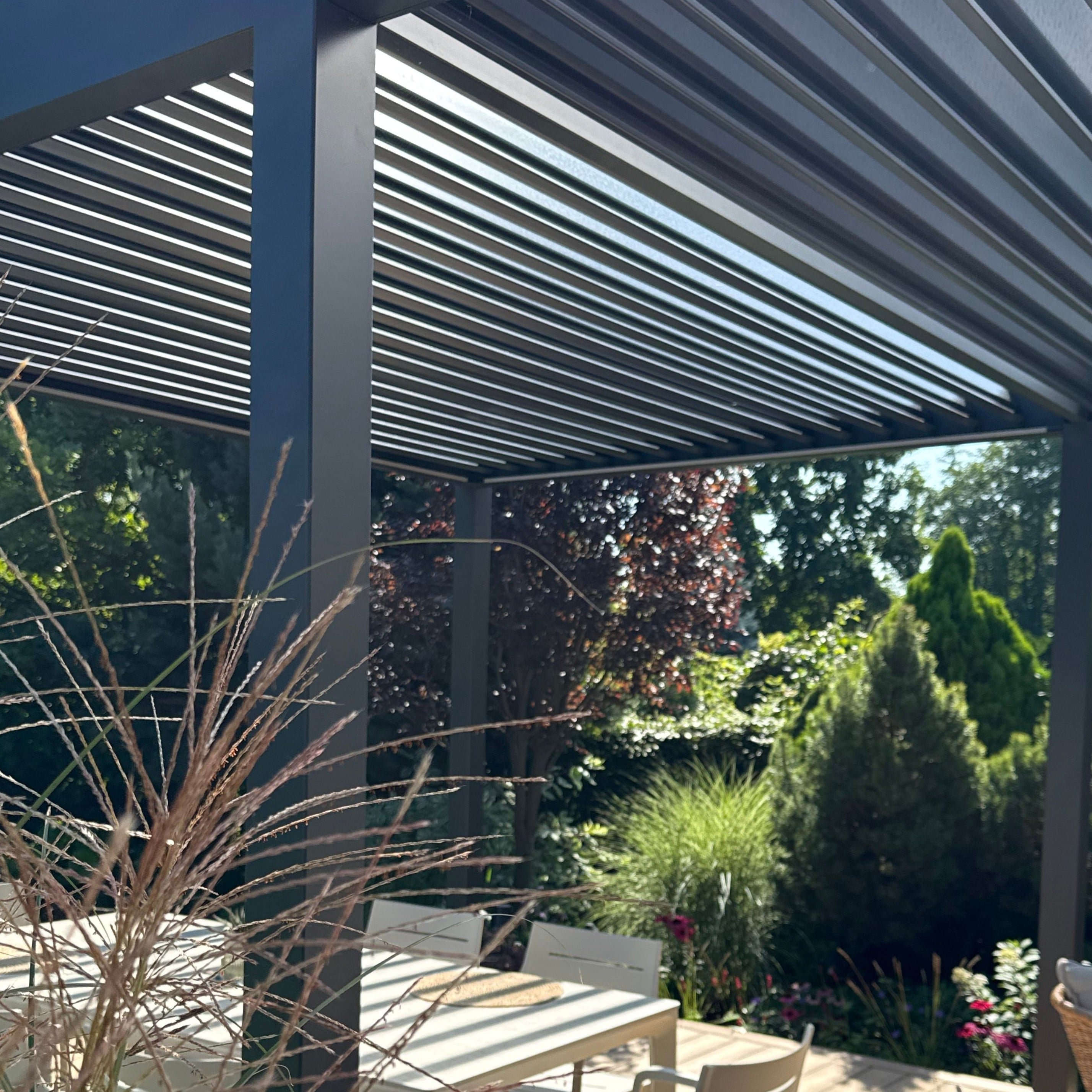 Pergola ogrodowa DELUXE Automatic + LED 3,6x5,3 Anthracite - Gutroof zdjęcie realizacji 4