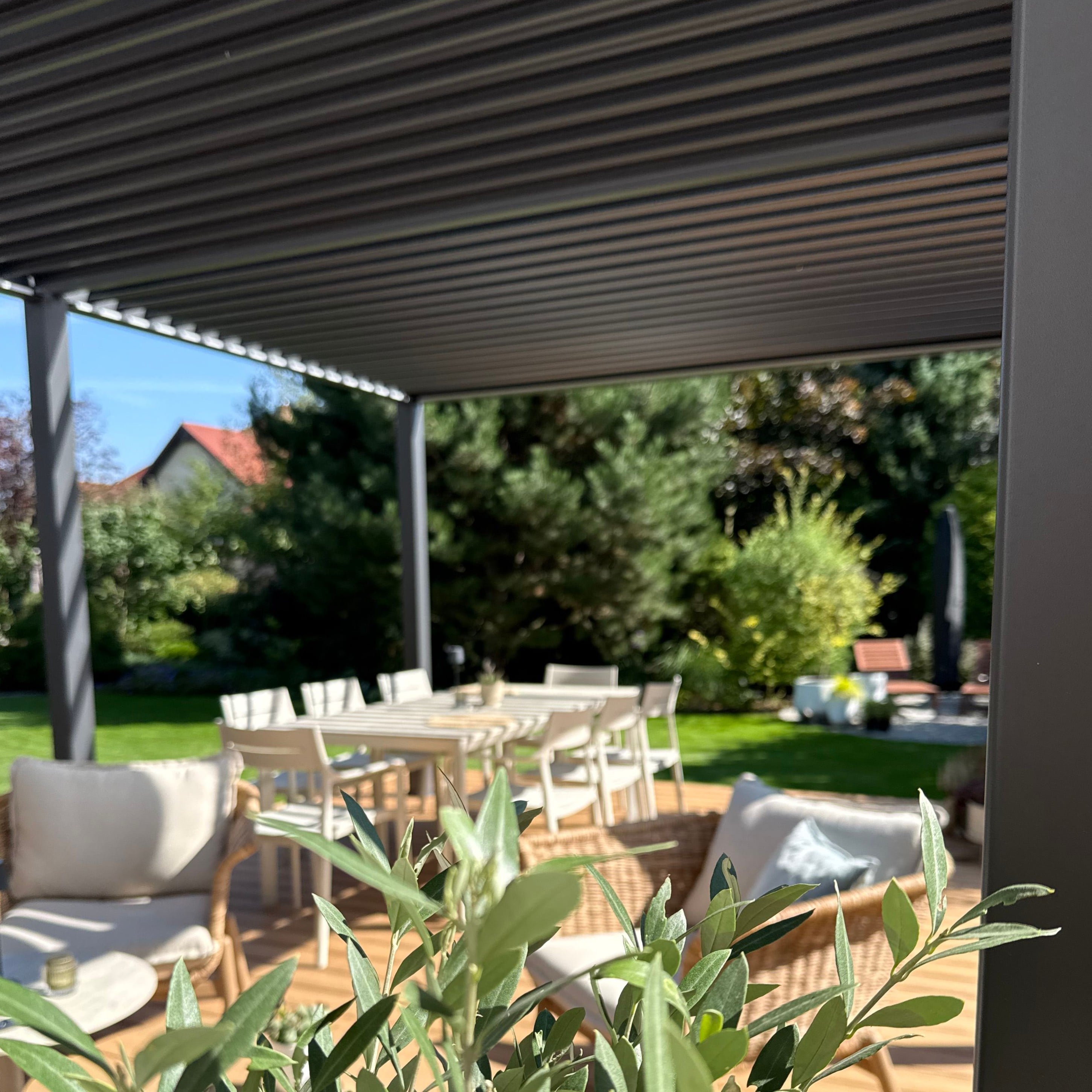 Pergola ogrodowa DELUXE Automatic + LED 3,6x5,3 Anthracite - Gutroof zdjęcie realizacji 5