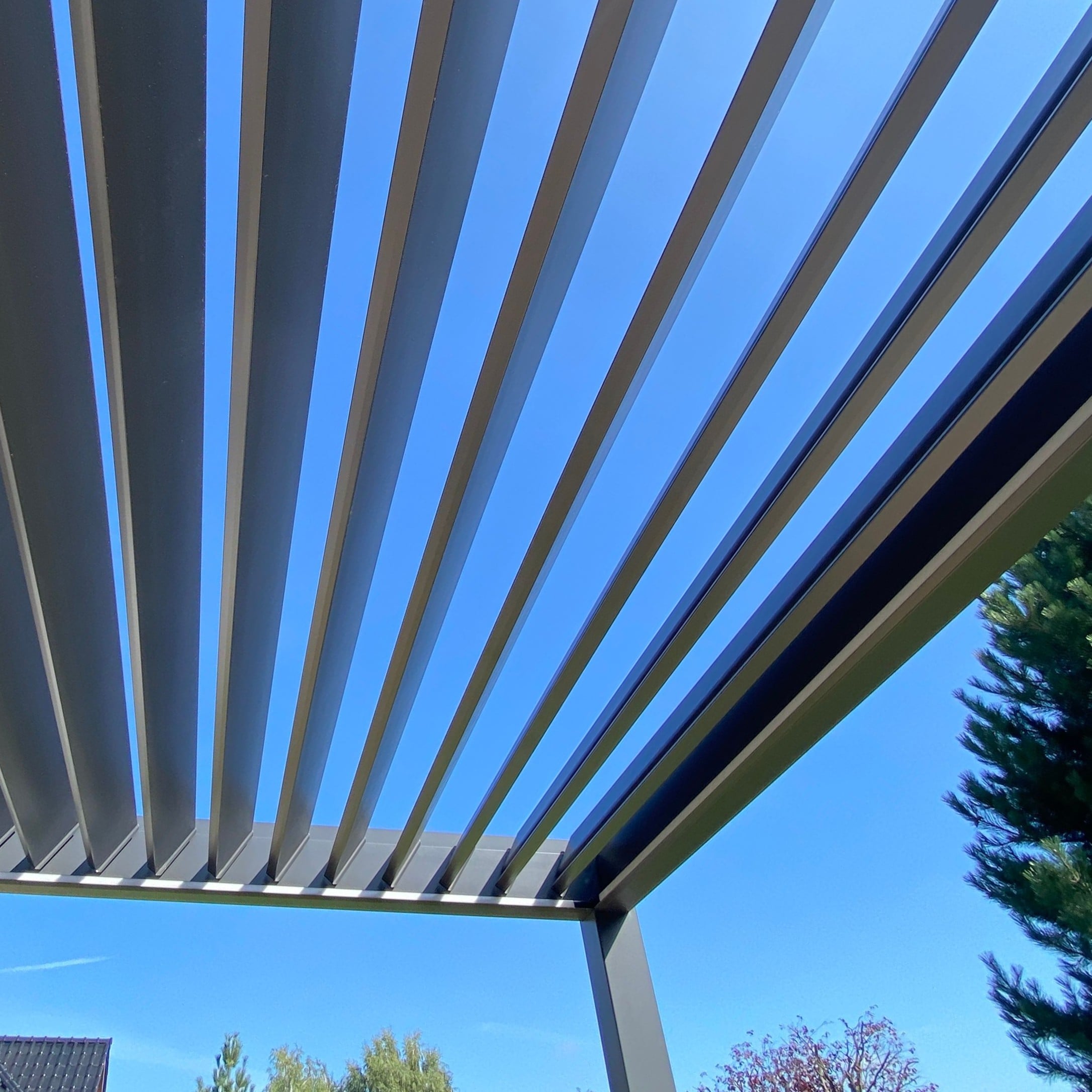 Pergola ogrodowa DELUXE Automatic + LED 3,6x5,3 Anthracite - Gutroof zdjęcie realizacji 6
