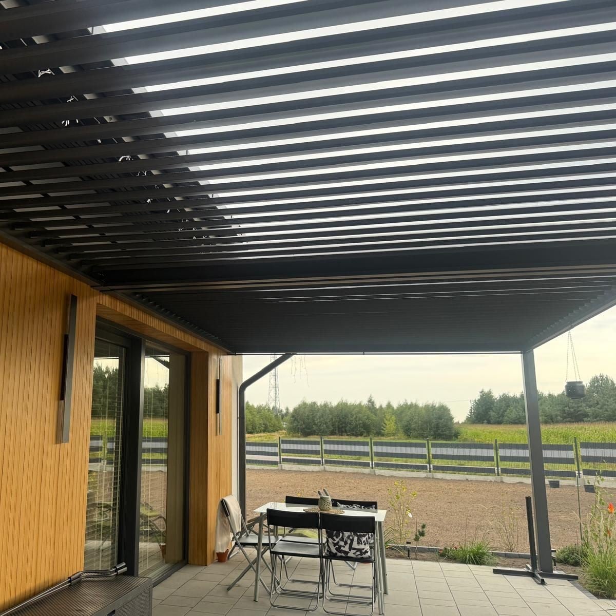 Pergola aluminiowa DELUXE Wall 3,6x4 Anthracite - Gutroof zdjęcie realizacji 1