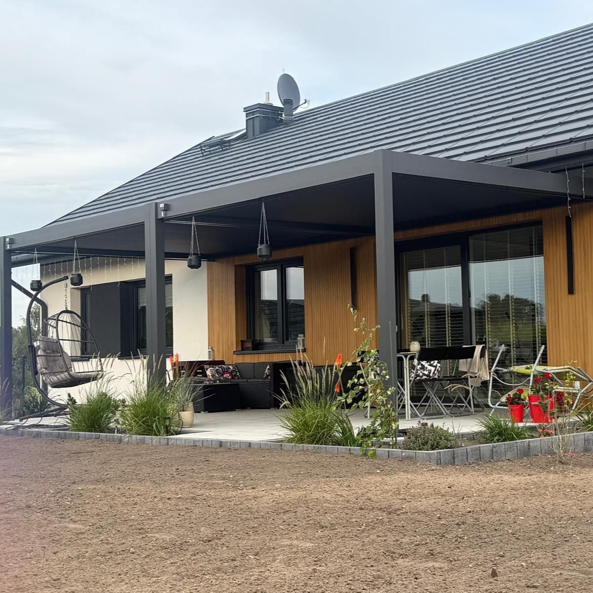 Pergola aluminiowa DELUXE Wall 3,6x4 Anthracite - Gutroof zdjęcie realizacji 2