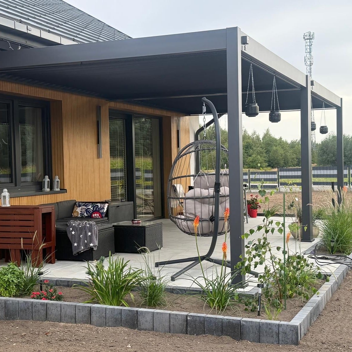 Pergola aluminiowa DELUXE Wall 3,6x4 Anthracite - Gutroof zdjęcie realizacji 3