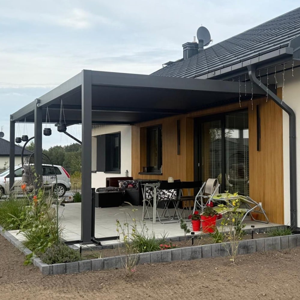 Pergola aluminiowa DELUXE Wall 3,6x4 Anthracite - Gutroof zdjęcie realizacji 4