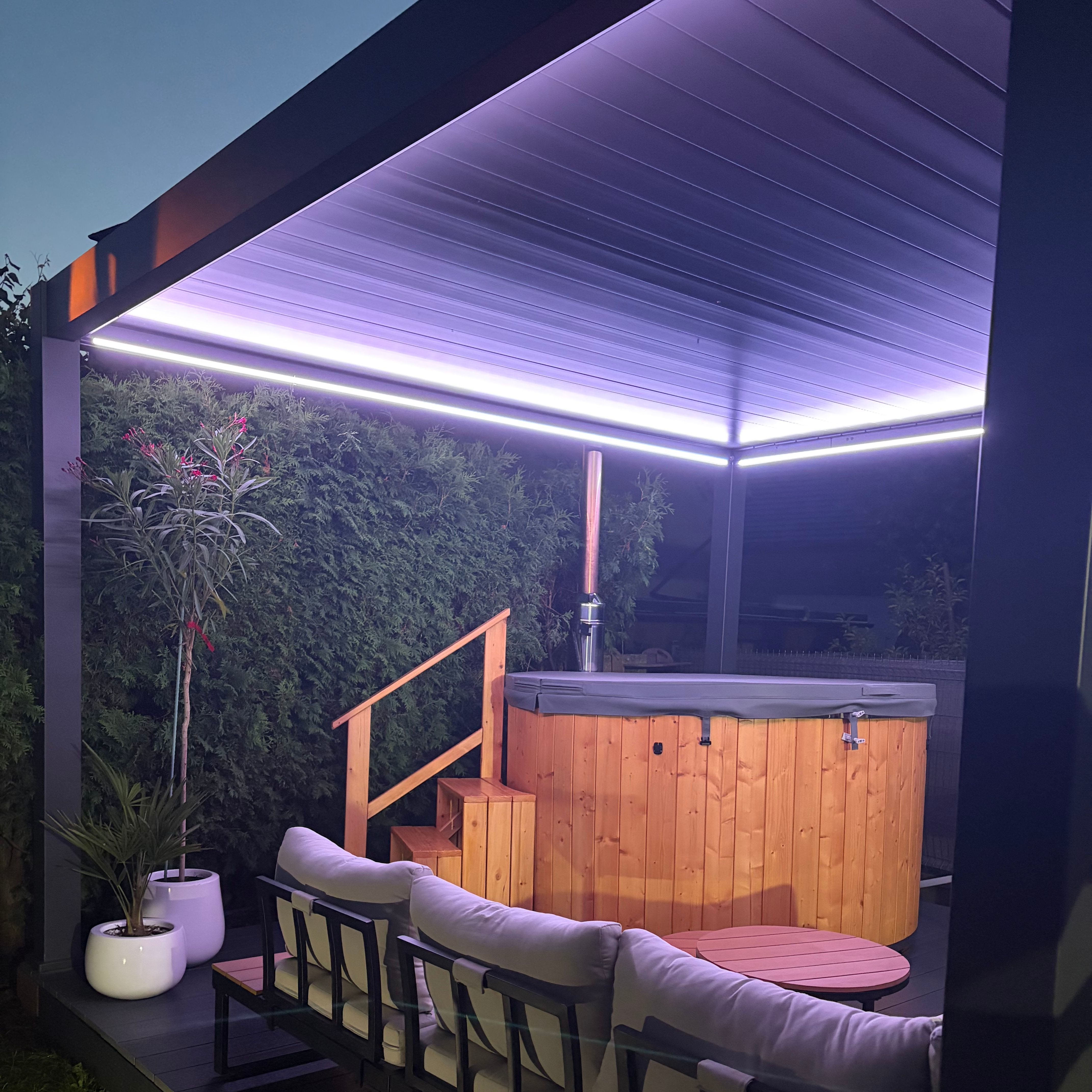 Pergola tarasowa DELUXE PRO Automatic 4x4 + LED, Anthracite - Gutroof zdjęcie realizacji 1