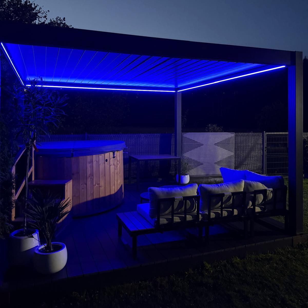 Pergola tarasowa DELUXE PRO Automatic 4x4 + LED, Anthracite - Gutroof zdjęcie realizacji 2