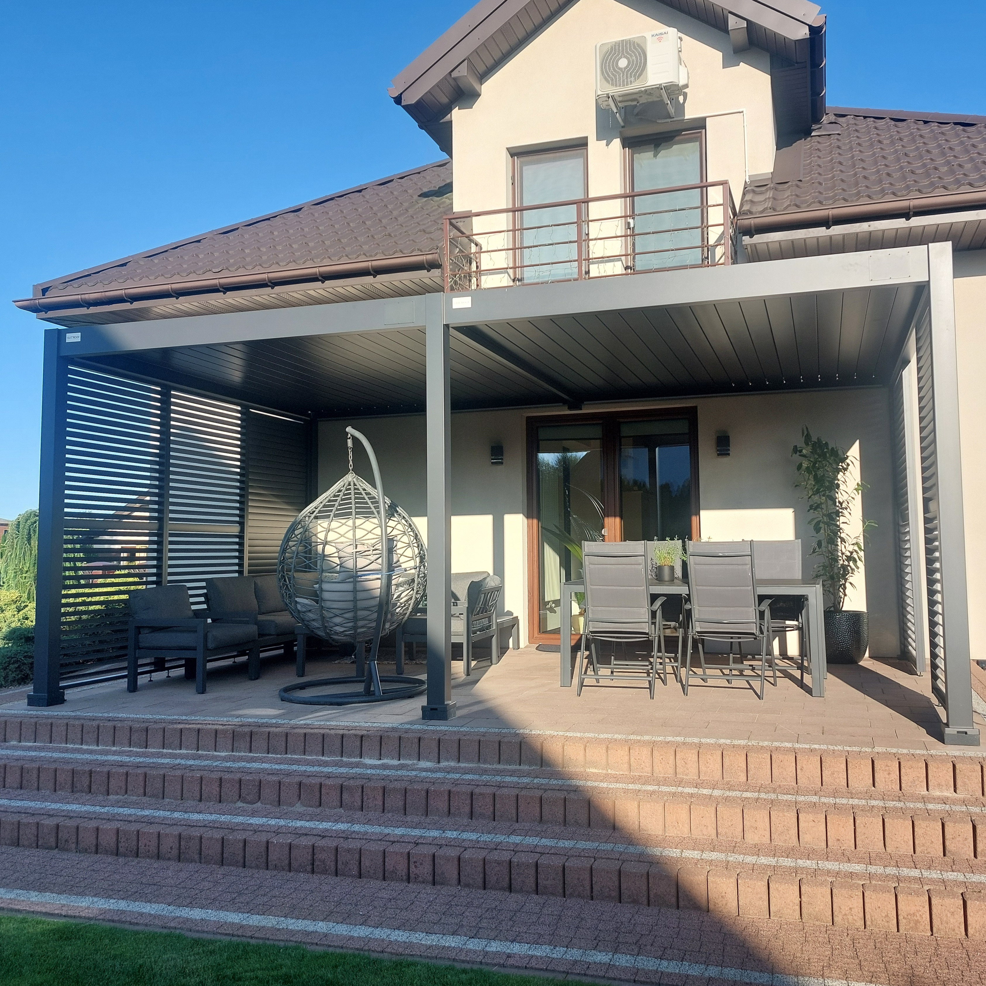 Panel żaluzjowy poziomy regulowany do pergoli ELEGANCE/DELUXE/FUSION 1.2 m Anthracite - Gutroof zdjęcie realizacji 3