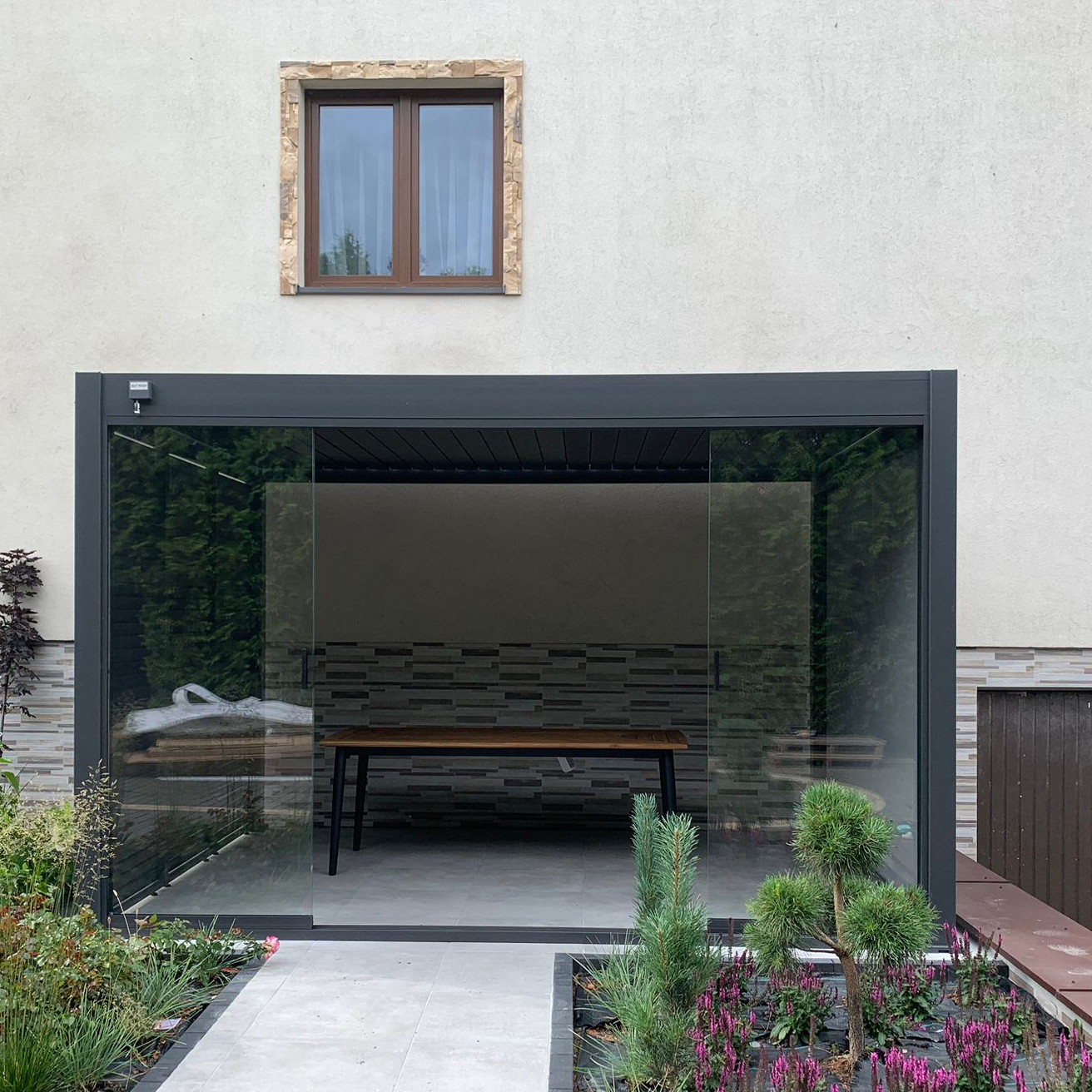 Panel szklany przesuwny do pergoli ELEGANCE/DELUXE/FUSION 4m Anthracite - Gutroof zdjęcie realizacji 1