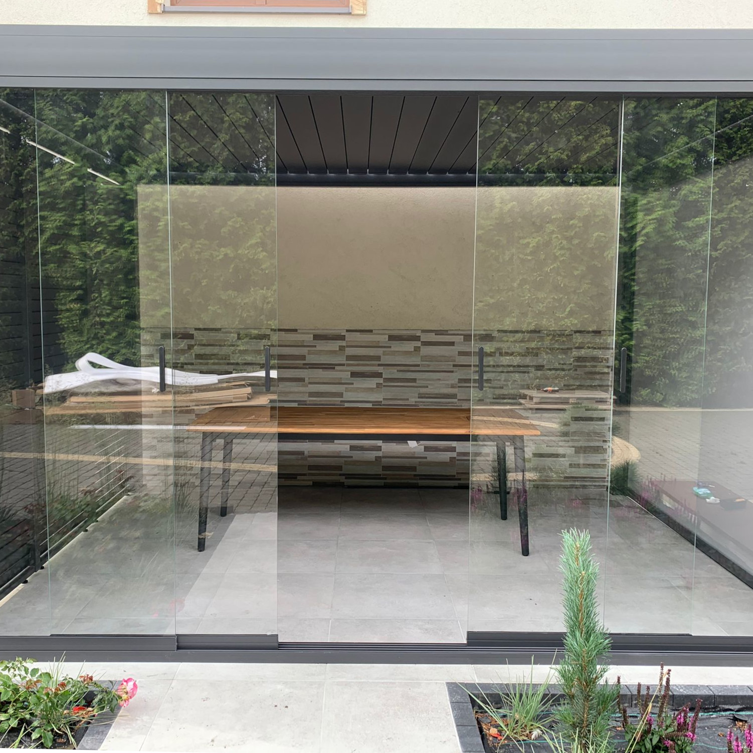 Panel szklany przesuwny do pergoli ELEGANCE/DELUXE/FUSION 4m Anthracite - Gutroof zdjęcie realizacji 2