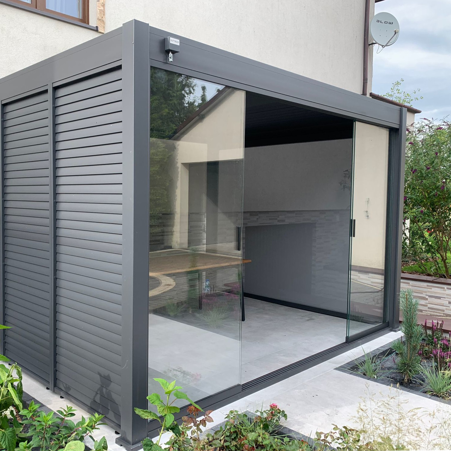 Panel szklany przesuwny do pergoli ELEGANCE/DELUXE/FUSION 4m Anthracite - Gutroof zdjęcie realizacji 3
