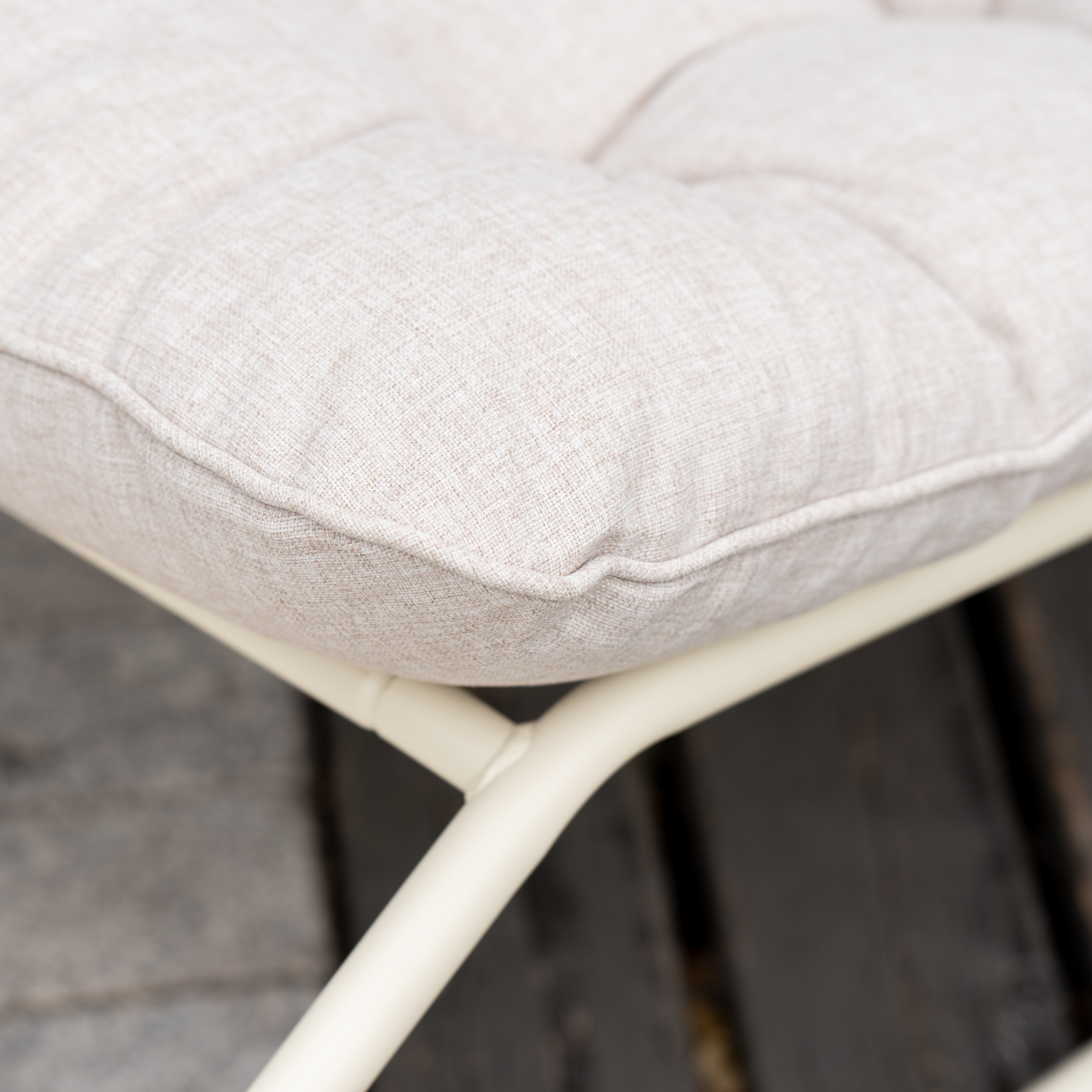 Fotel bujany tarasowy AGAVA z stolikem ART Light Beige - Bjørkka zdjęcie realizacji 1