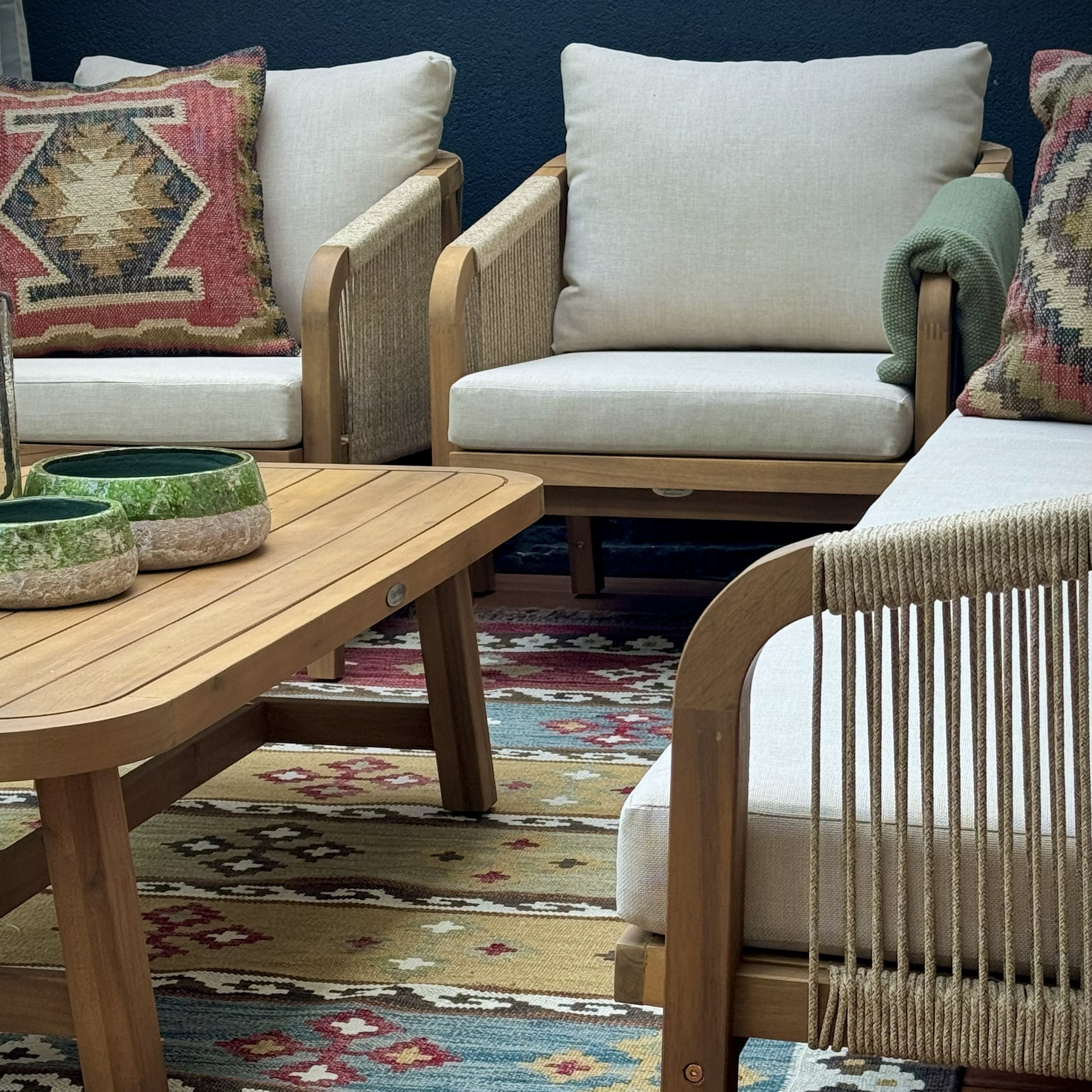 Zestaw mebli wypoczynkowych z drewna akacjowego SKALA CAFFE Acacia Wood - Bjørkka zdjęcie realizacji 2