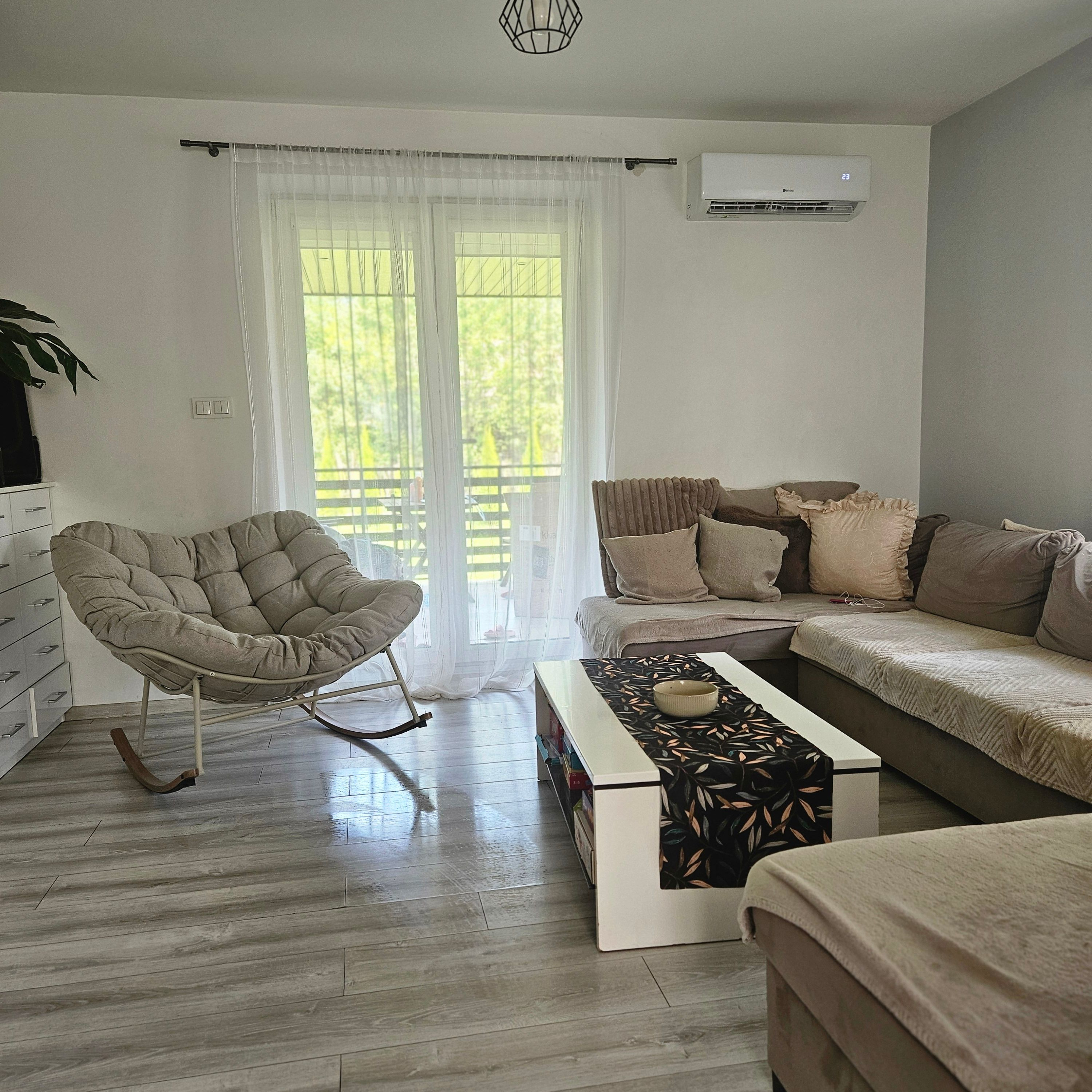 Fotel bujany RONDA Light Beige - BJORKKA zdjęcie realizacji 8