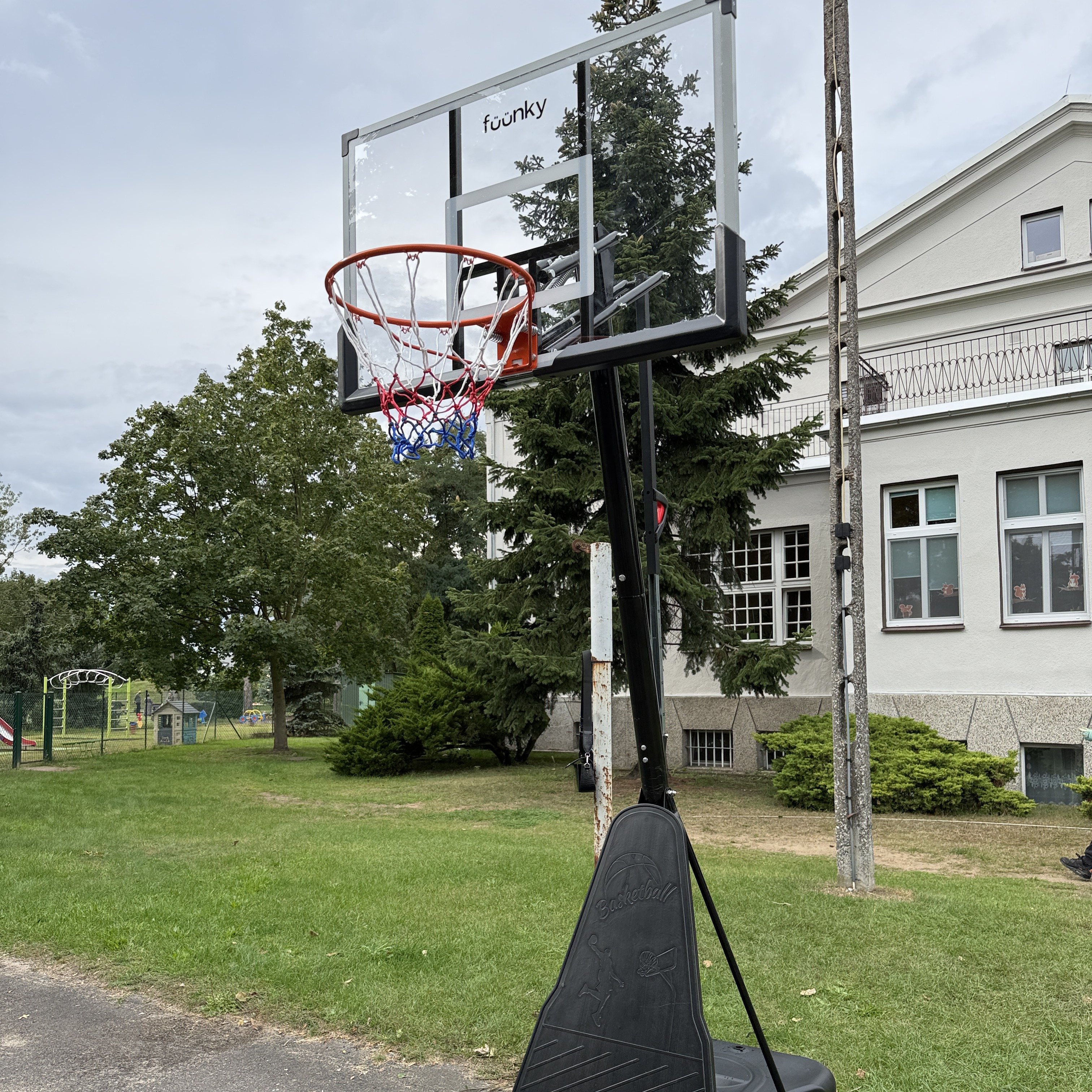 Mobliny kosz do koszykówki na ogród 245-305 cm - Fuunky zdjęcie realizacji 4