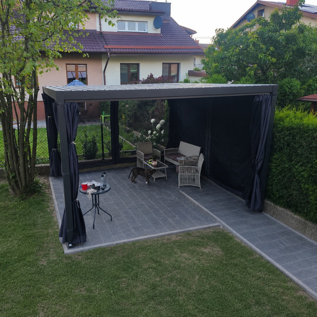 Pergola ogrodowa PRIMARY 4x4 Anthracite - Gutroof zdjęcie realizacji 1