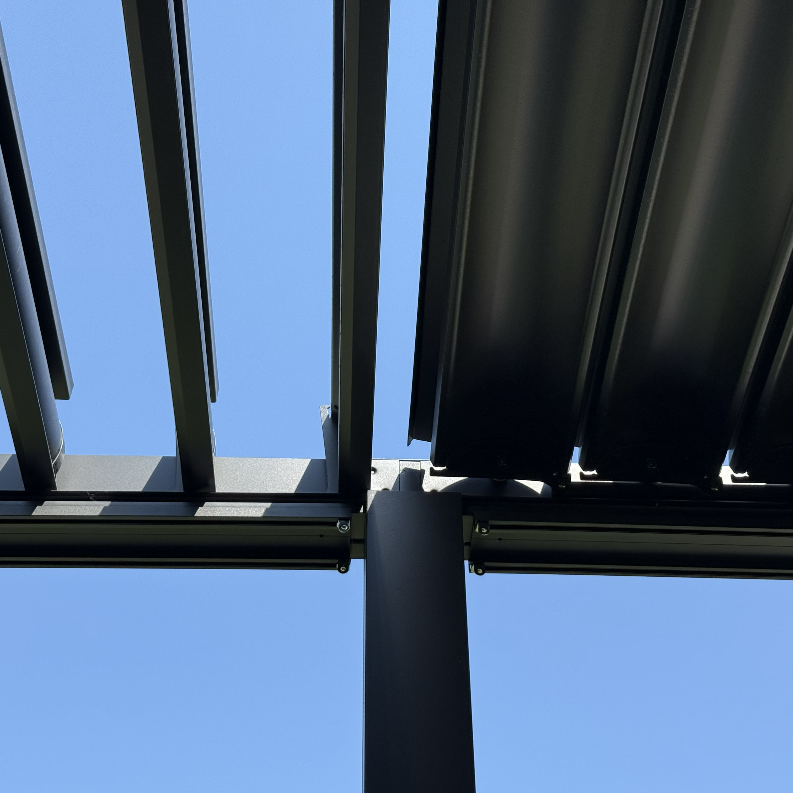 Pergola ogrodowa PRIMARY 3x5.8 Anthracite - Gutroof zdjęcie realizacji 5