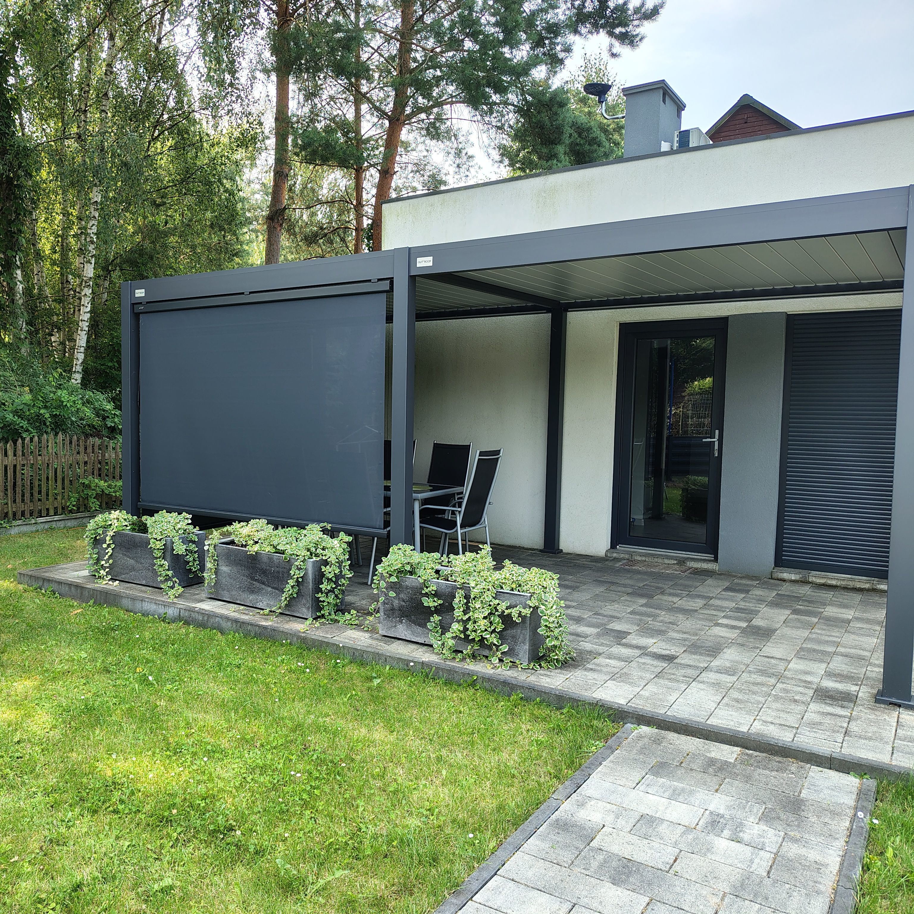 Roleta opuszczana do pergoli PRIMARY 3 m Anthracite - Gutroof zdjęcie realizacji 1