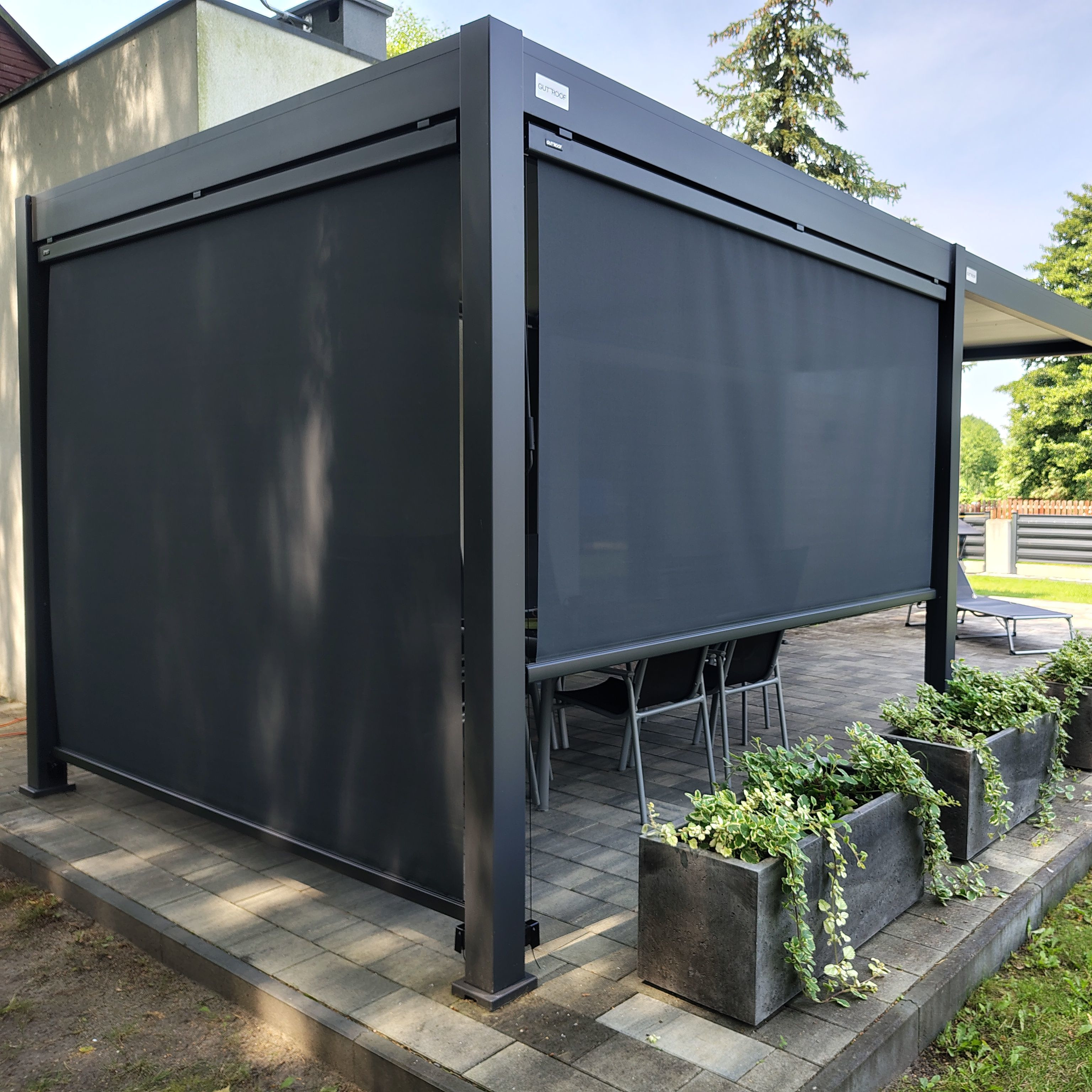 Roleta opuszczana do pergoli PRIMARY 3 m Anthracite - Gutroof zdjęcie realizacji 2