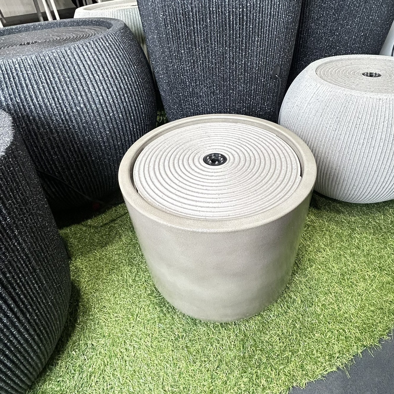 Dekoracyjna fontanna ogrodowa LUMINA LED 29x28 cm Stone Grey - MoodMe zdjęcie realizacji 2