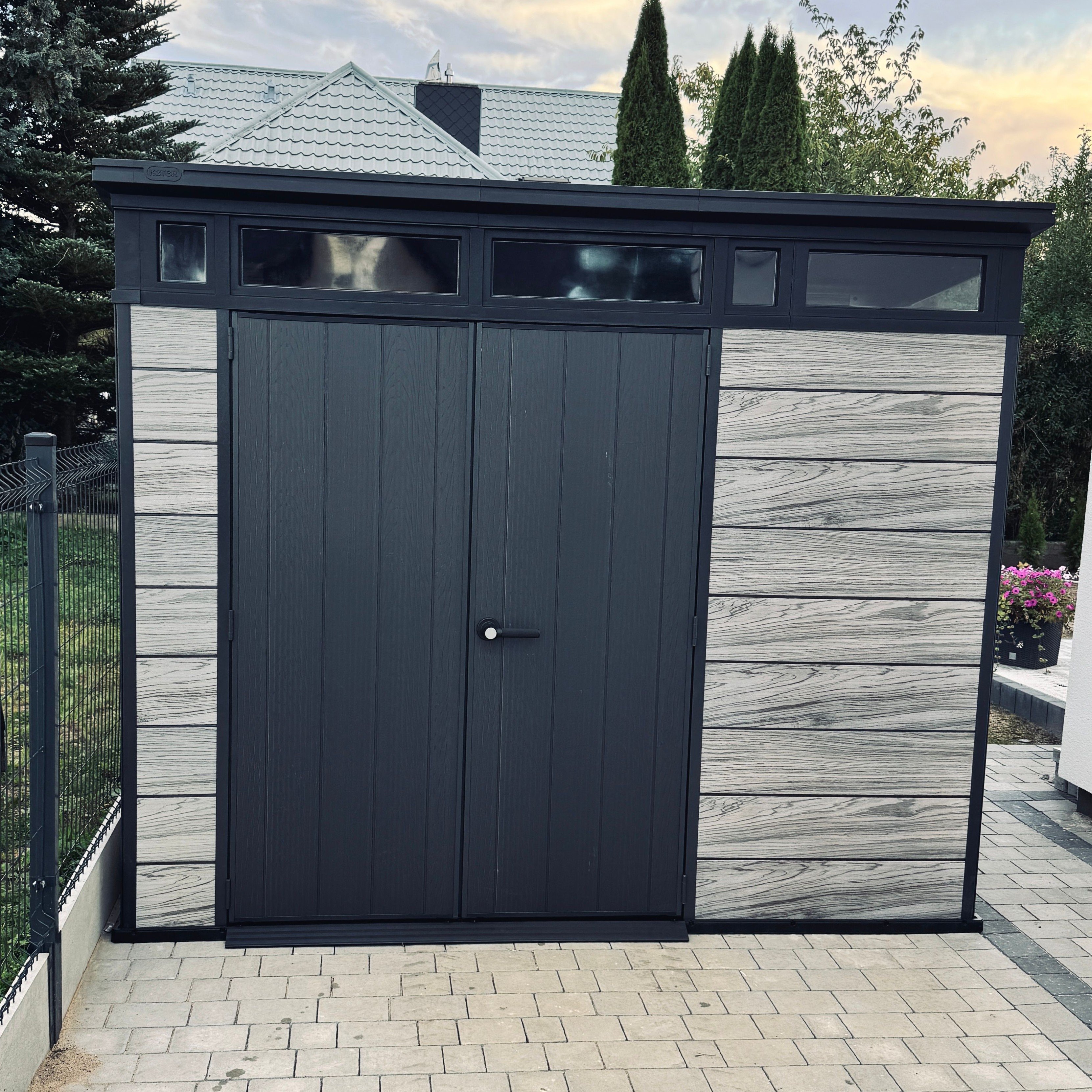 Domek narzędziowy PENTHOUSE 9x7 STORM GREY Signature Collection - Keter zdjęcie realizacji 2