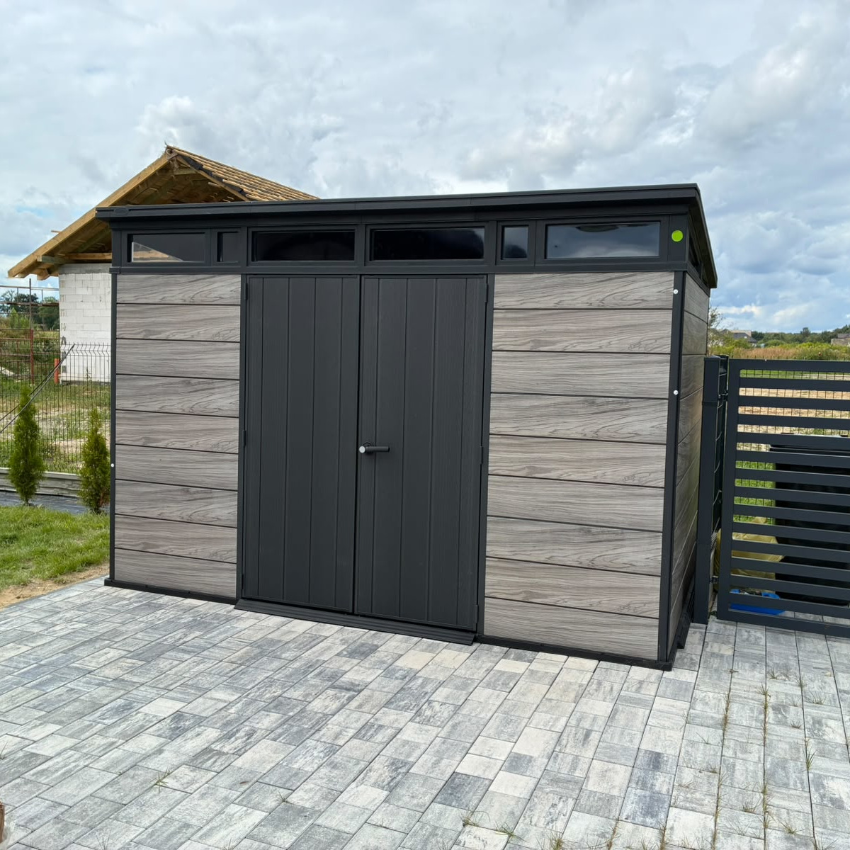 Domek narzędziowy PENTHOUSE 11x7 STORM GREY Signature Collection - Keter zdjęcie realizacji 2