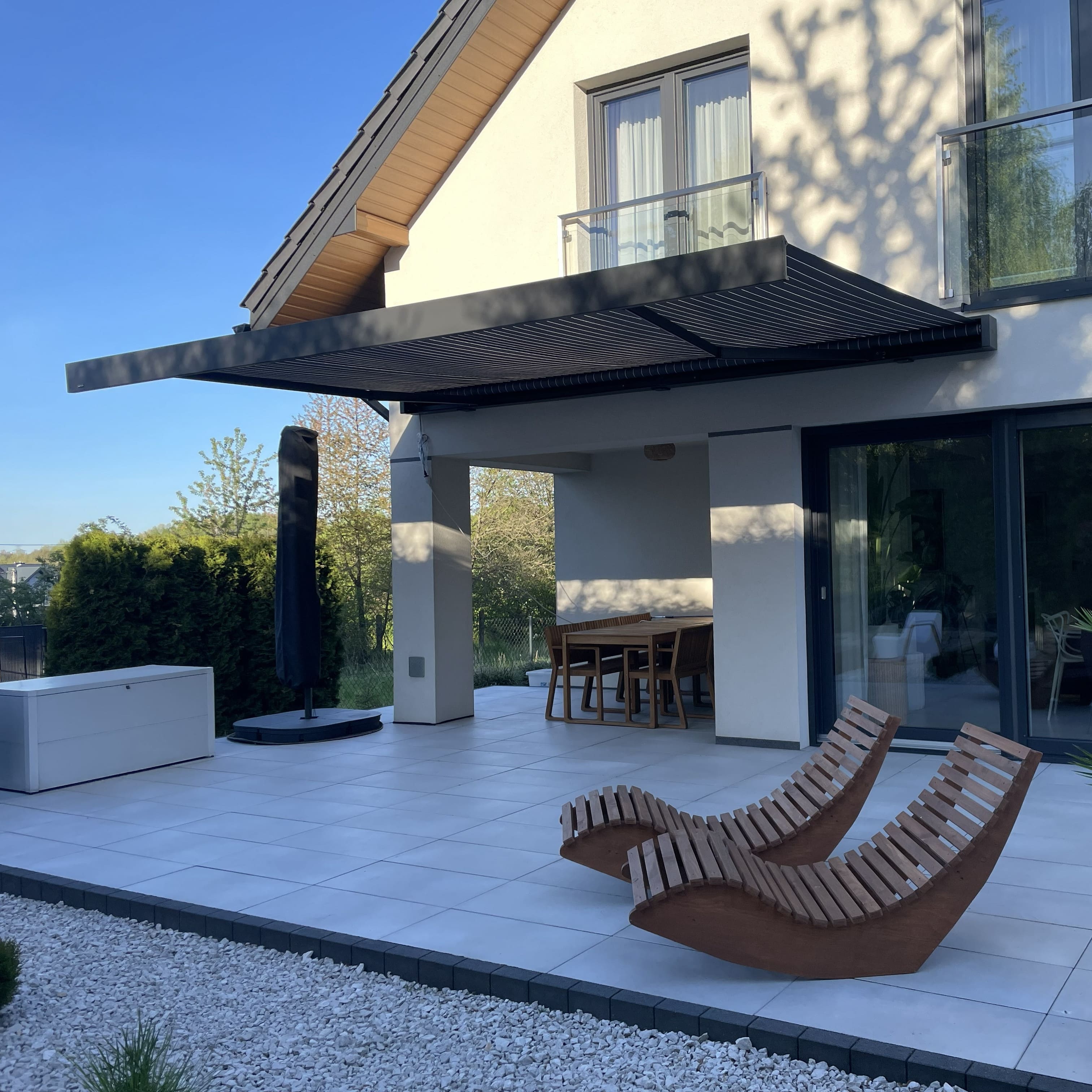 Markiza na taras PRIME AUTOMATIC 500x300 GREY/WHITE z oświetleniem LED i czujnikiem - Gutroof zdjęcie realizacji 1