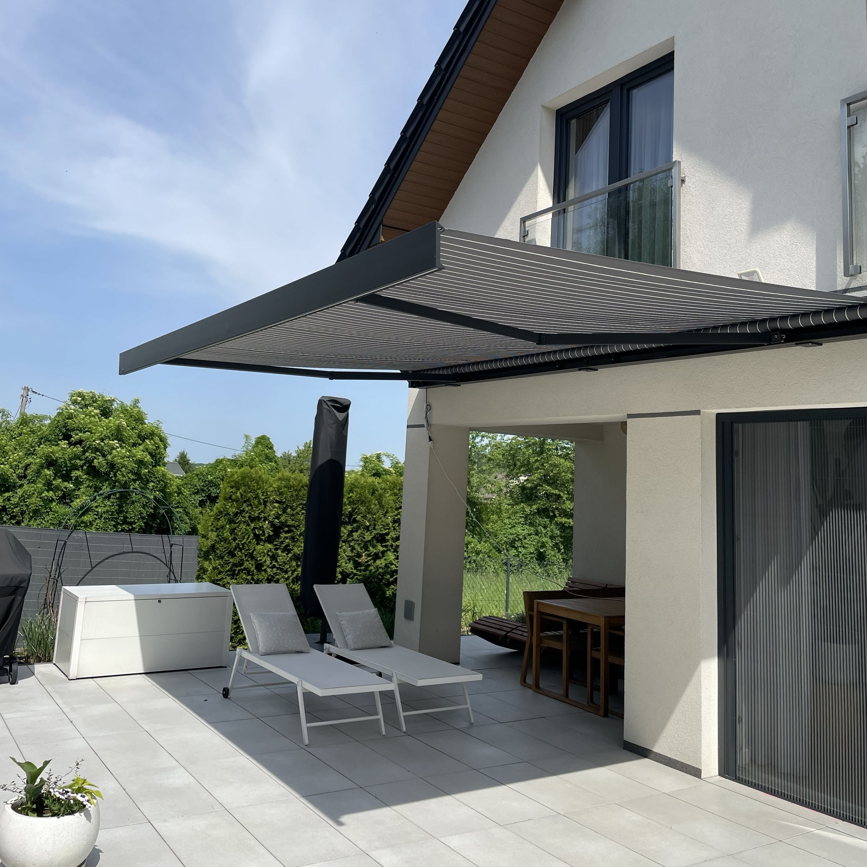 Markiza na taras PRIME AUTOMATIC 500x300 GREY/WHITE z oświetleniem LED i czujnikiem - Gutroof zdjęcie realizacji 3