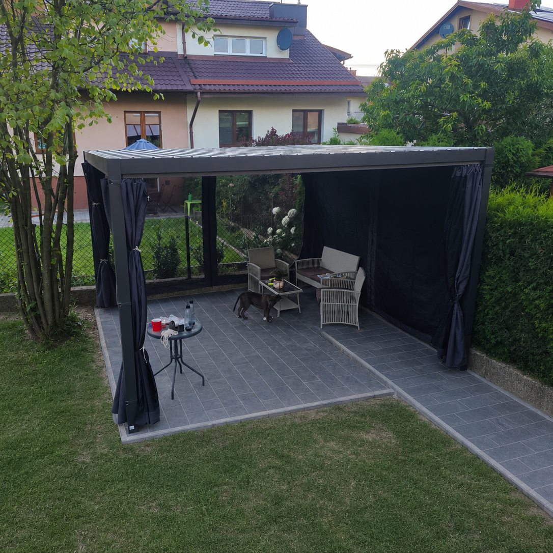 Komplet zasłon bocznych z moskitierą do pergoli PRIMARY 4x4 Anthracite - GUTROOF zdjęcie realizacji 1
