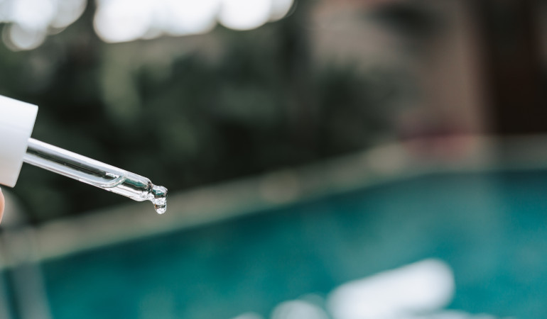 Aplikowanie witaminy do basenu