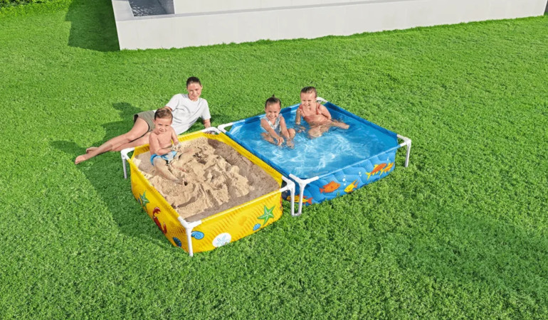 Basen + piaskownica dla dzieci "M&oacute;j pierwszy basen" 2 x 1,22 x 0,3m - BESTWAY na podw&oacute;rku podczas zabawy